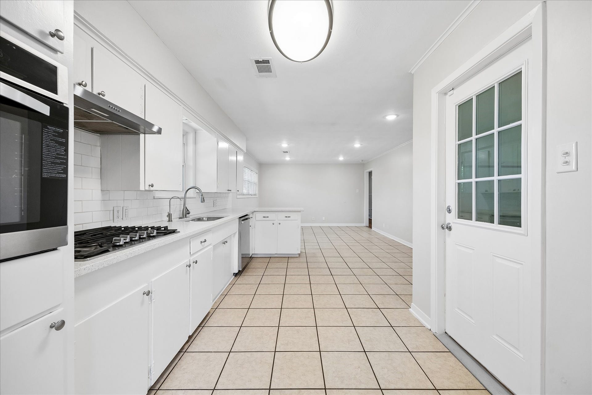 7824 Yucca Drive, Texas City, TX 77591 The kitchen features quartz countertops and stainless appliances. Lots of counterspace.