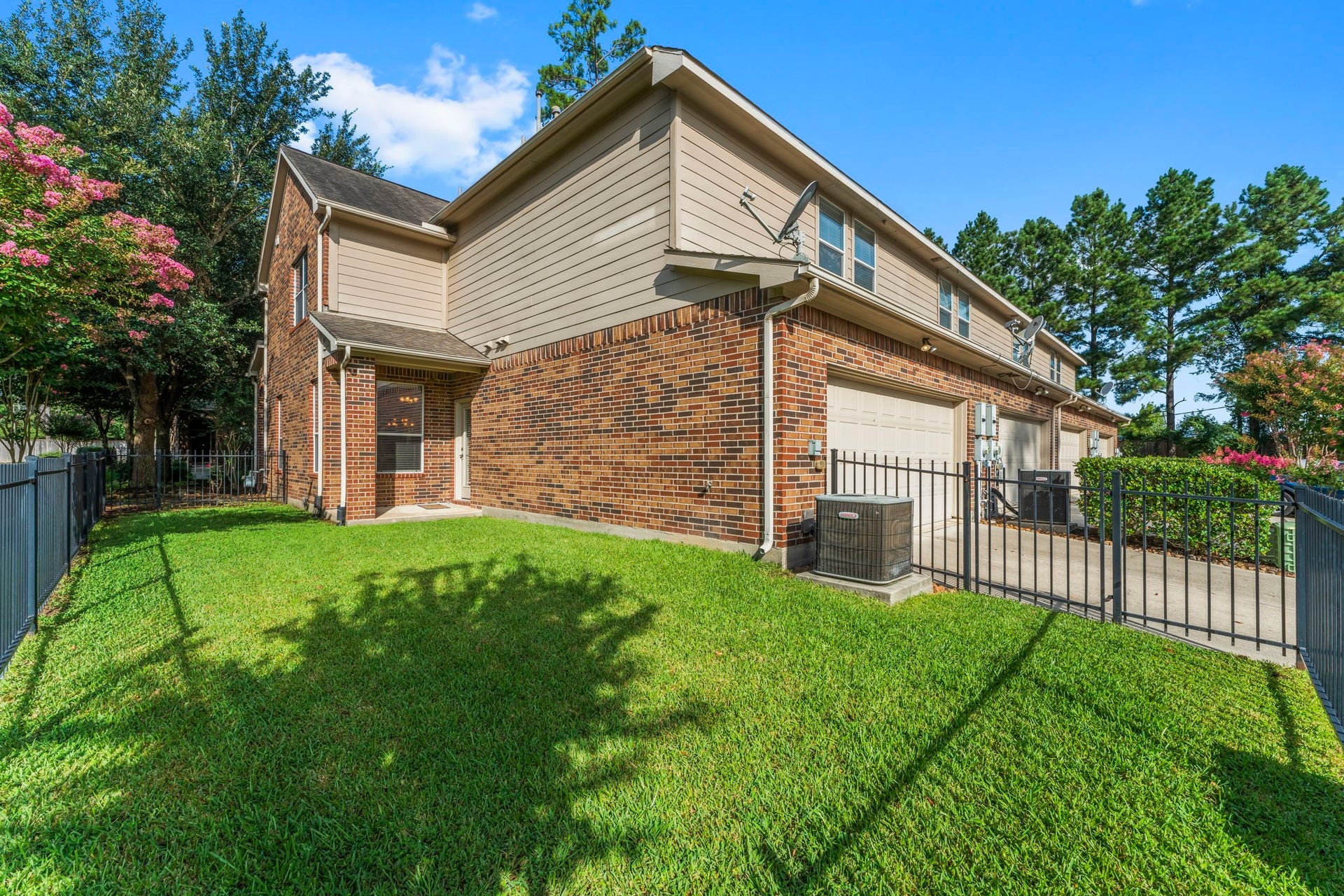 18 Umbria, The Woodlands, TX 77382