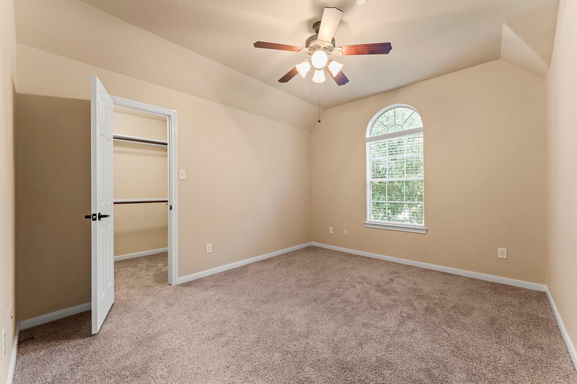 18 Umbria, The Woodlands, TX 77382