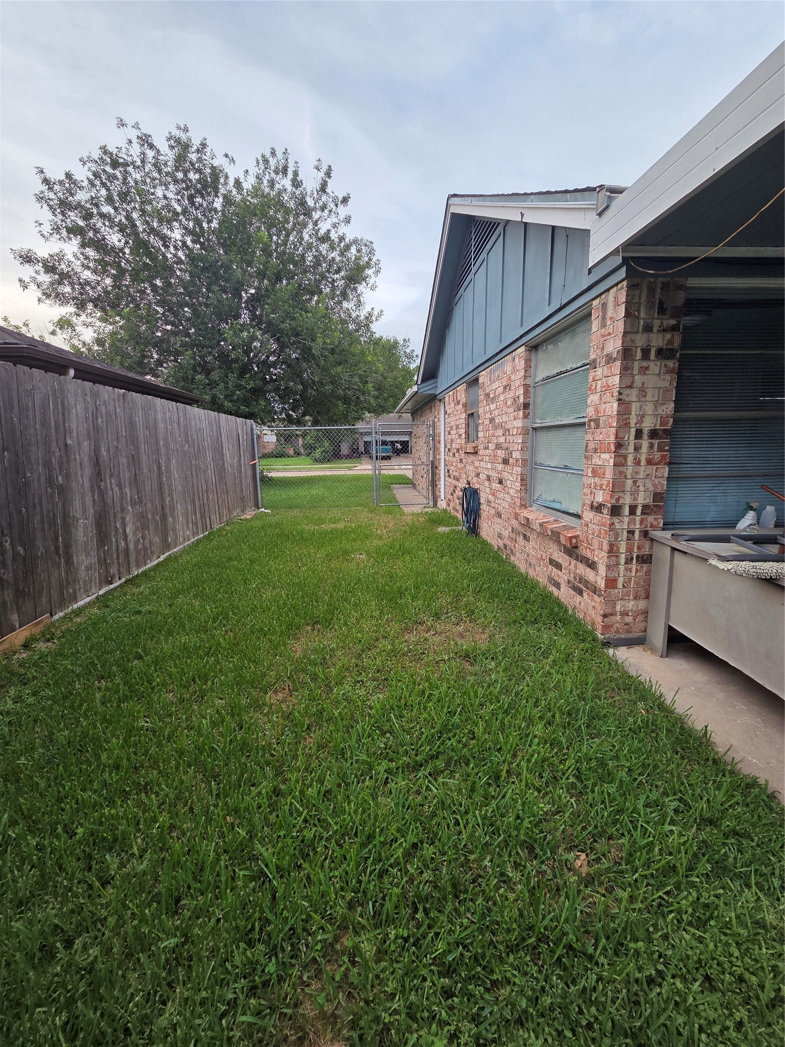 1518 Wentwood Drive, Pasadena, TX 77504 Right Side of home