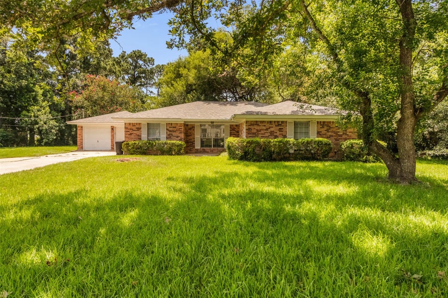 Property photo for 208 Garden Drive, Friendswood, TX