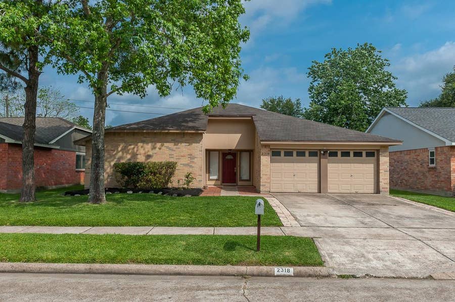 Property photo for 2318 Colonial Ridge Drive, Friendswood, TX