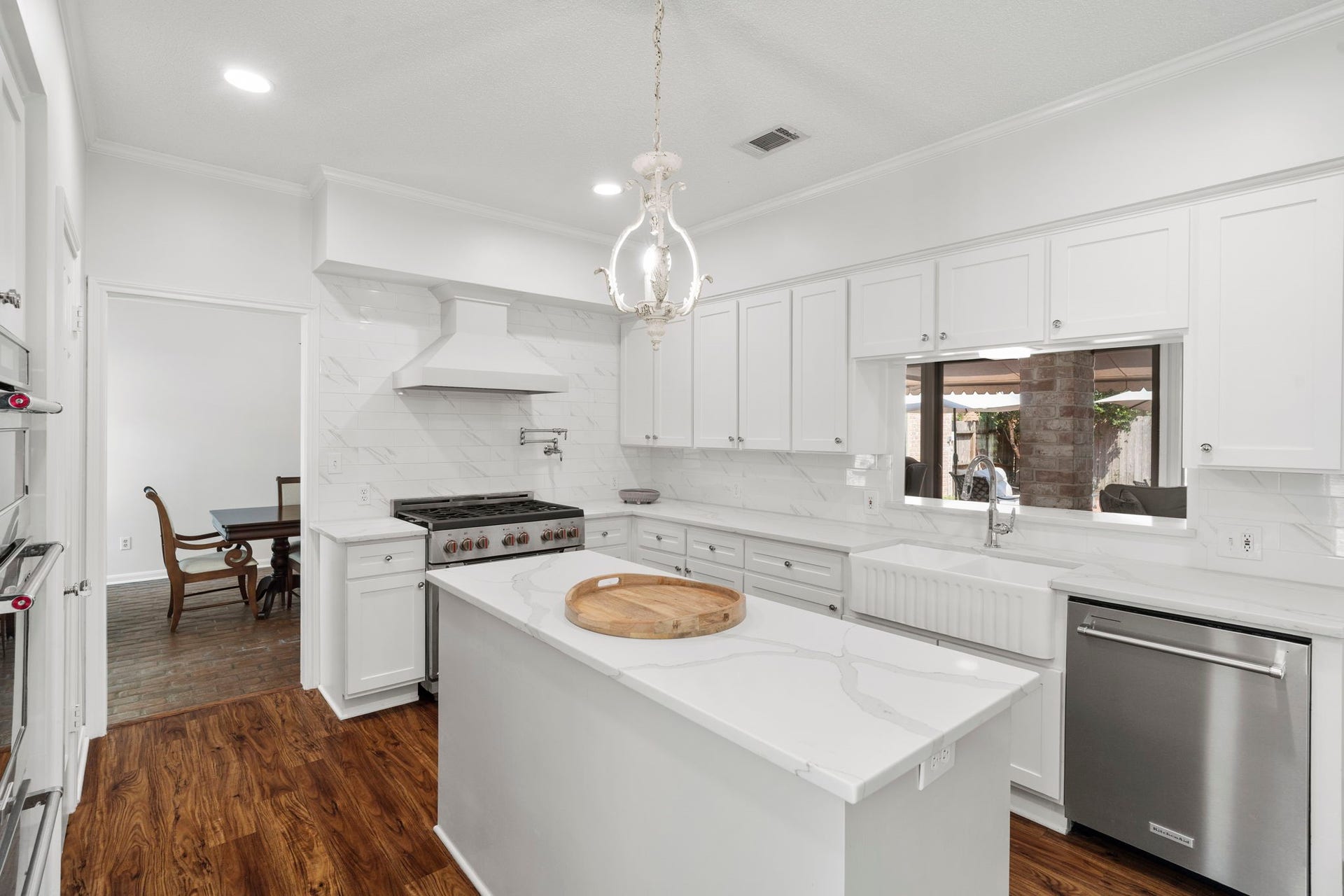 443 Fox Briar Lane, Sugar Land, TX 77478 Gorgeous white quartz countertops are paired with classic white cabinetry, soft-close doors and drawers, and under-cabinet lighting.