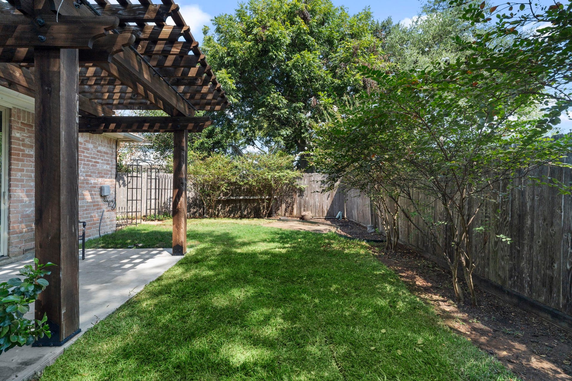 443 Fox Briar Lane, Sugar Land, TX 77478 Children and pets will love the grassy side yard.