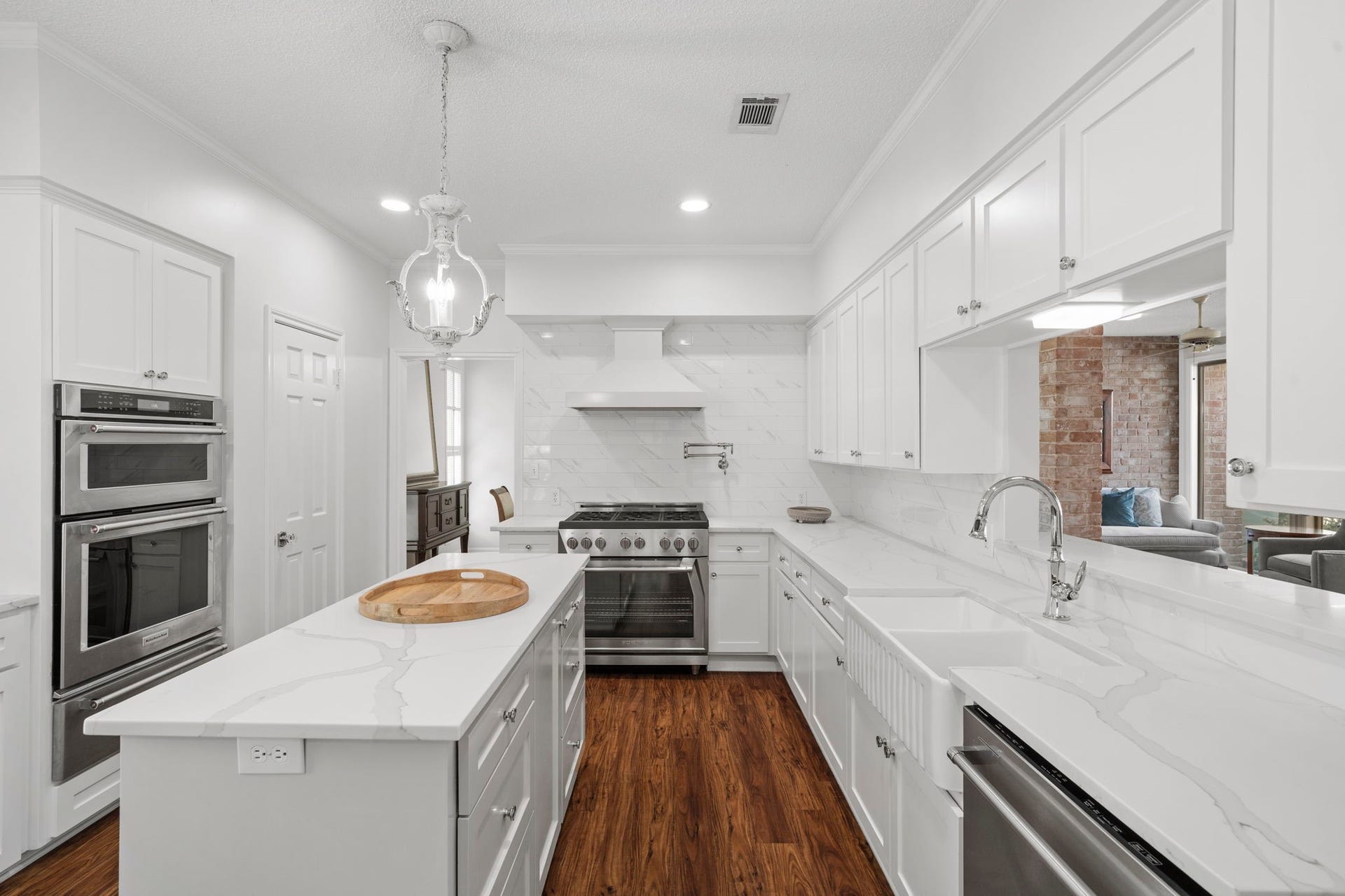443 Fox Briar Lane, Sugar Land, TX 77478 Completely remodeled in August 2021 this kitchen has it all!