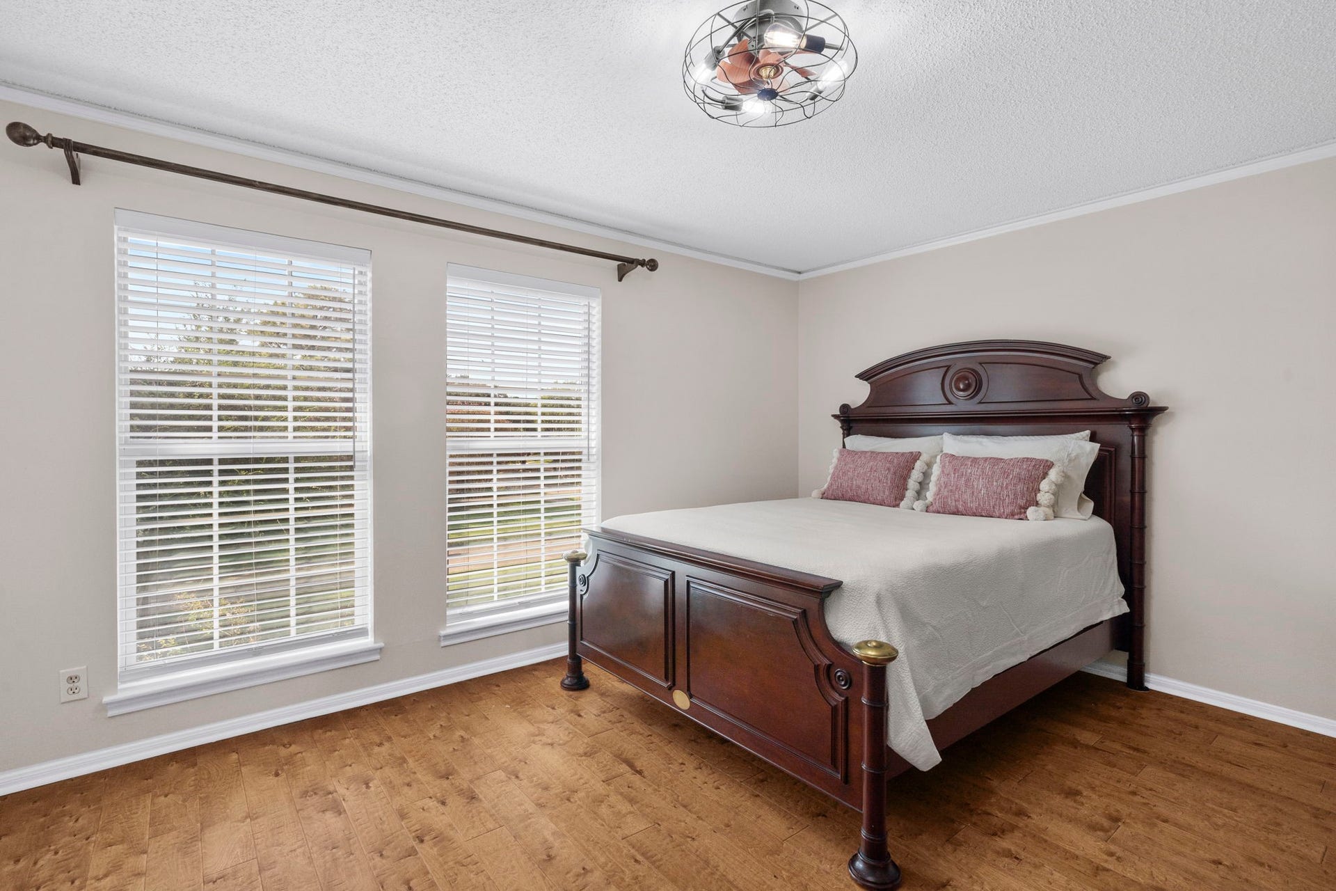 443 Fox Briar Lane, Sugar Land, TX 77478 Light-filled bedroom with large windows, two closets, and direct access to a spacious en suite Hollywood-style bathroom.