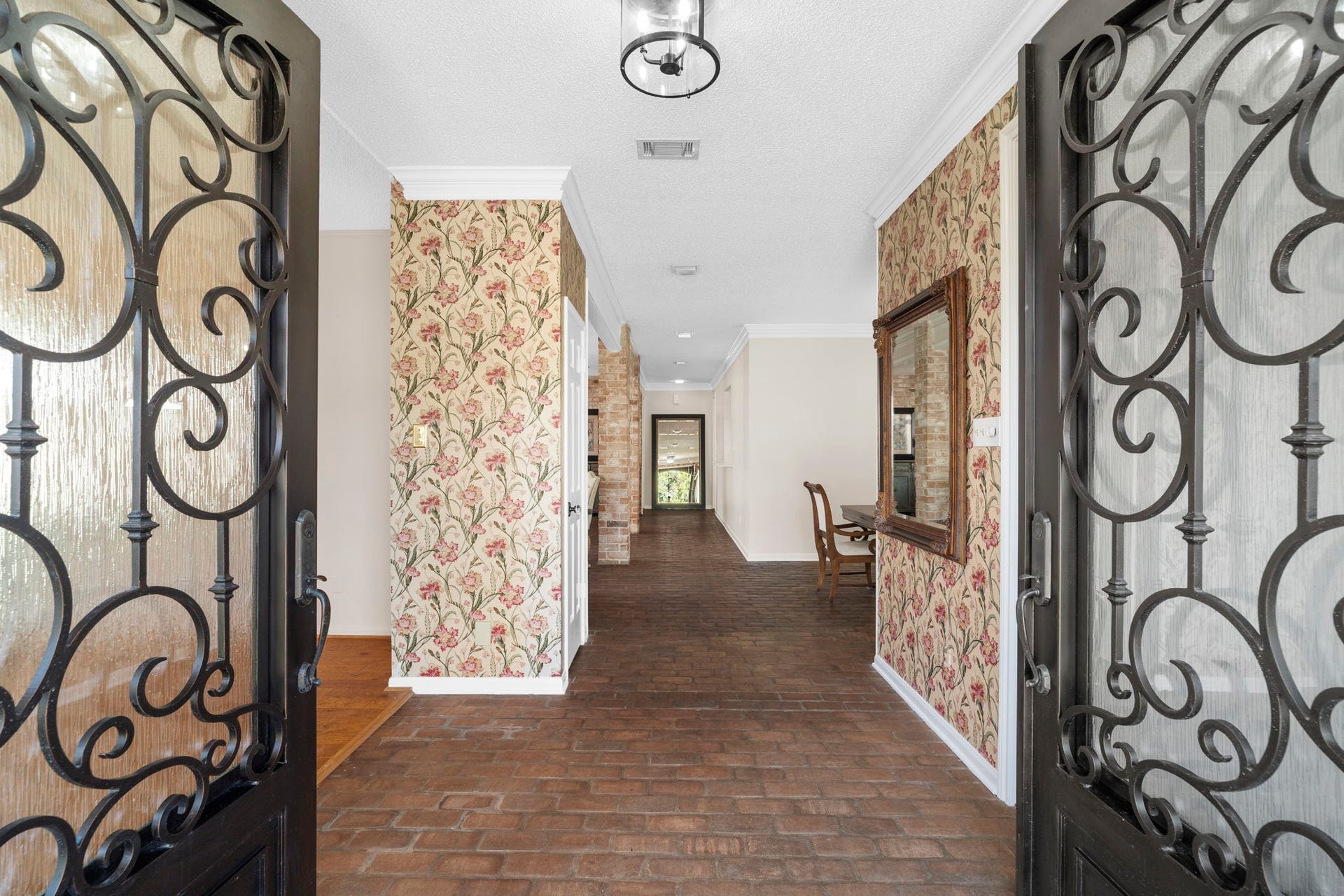443 Fox Briar Lane, Sugar Land, TX 77478 From the moment you arrive, gracious architectural details create a sense of Southern warmth and elegance.