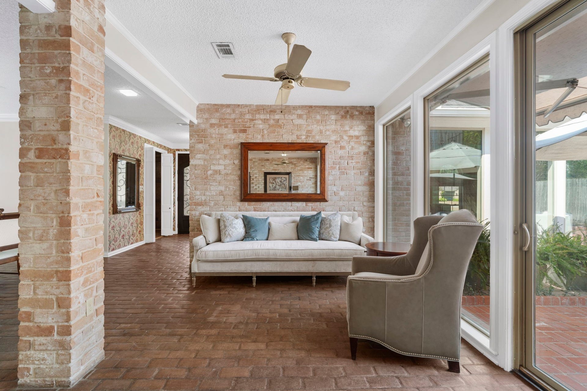 443 Fox Briar Lane, Sugar Land, TX 77478 Multiple inviting living spaces provide flexibility for family and guests to spread out, gather, and enjoy comfortable spaces throughout the home.