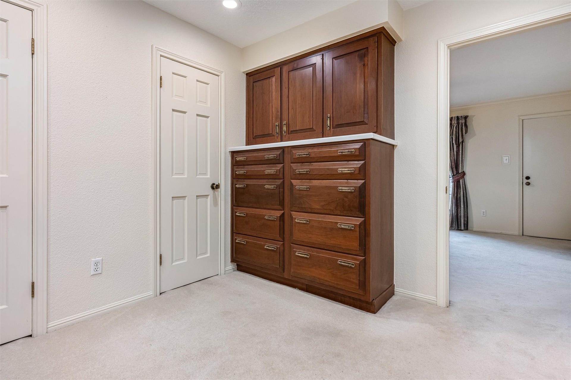 1715 Avenue D, Katy, TX 77493 Primary en suite includes dual vanities, abundant built-in cabinetry, drawers and generous wardrobe storage.