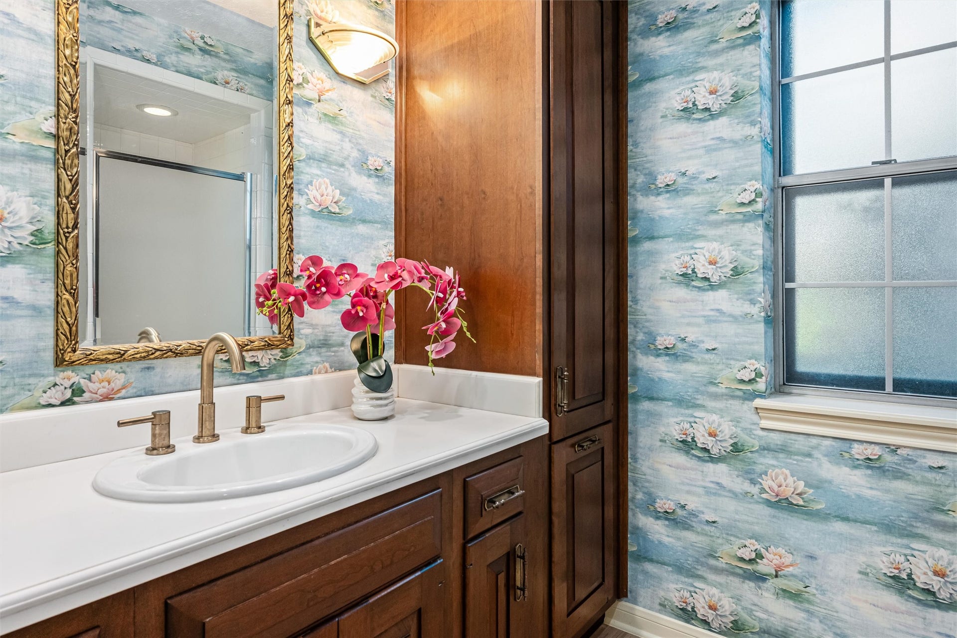 1715 Avenue D, Katy, TX 77493 Conveniently located near the utility room, garage and staircase, this full bath provides added flexibility for everyday living and overnight guests.