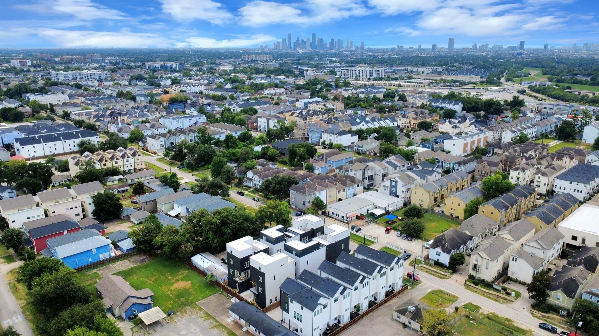 1603 W 25th Street, Houston, TX 77008 Aerial view featuring the Downtown Houston skyline in the distance.