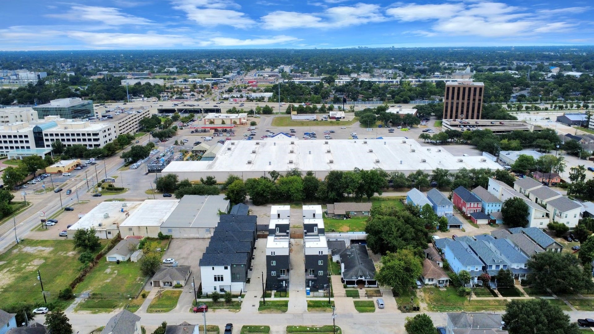 1603 W 25th Street, Houston, TX 77008 Aerial view of 1601 W 25th Street and the surrounding neighborhood.