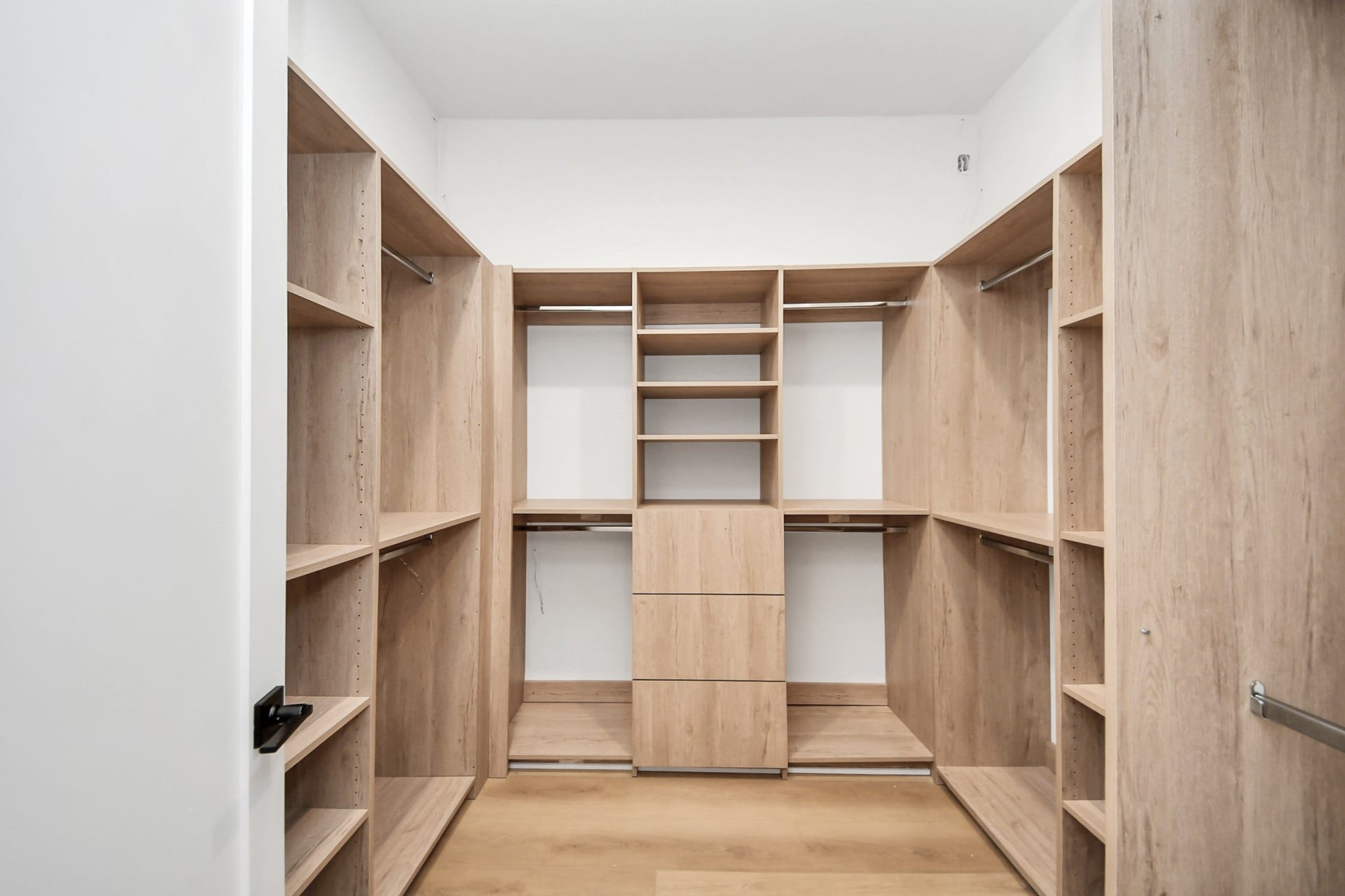 1603 W 25th Street, Houston, TX 77008 Large primary walk-in closet.