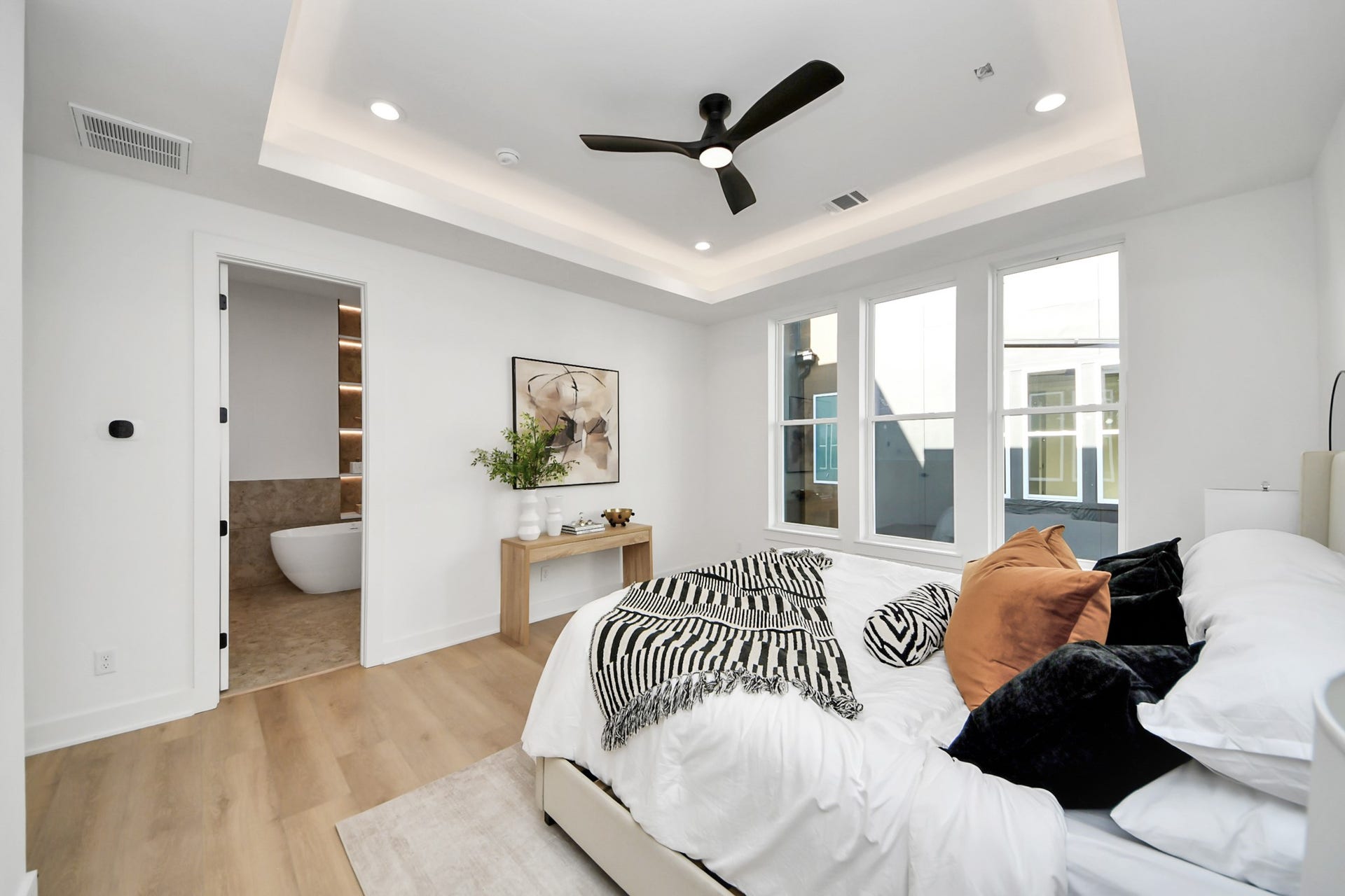 1603 W 25th Street, Houston, TX 77008 Primary bedroom with convenient access to the walk-in closet and ensuite bathroom.
