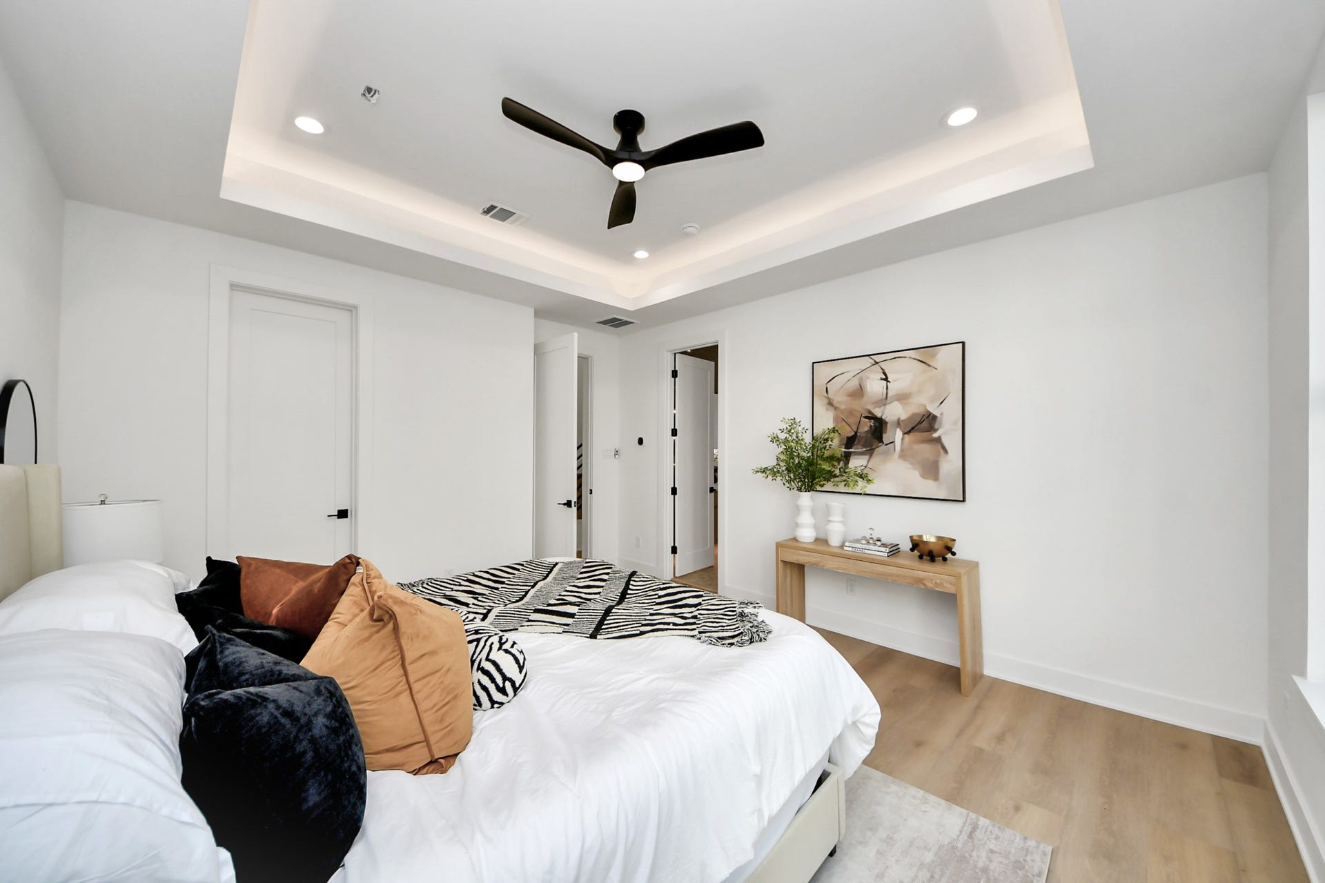 1603 W 25th Street, Houston, TX 77008 Spacious primary bedroom.