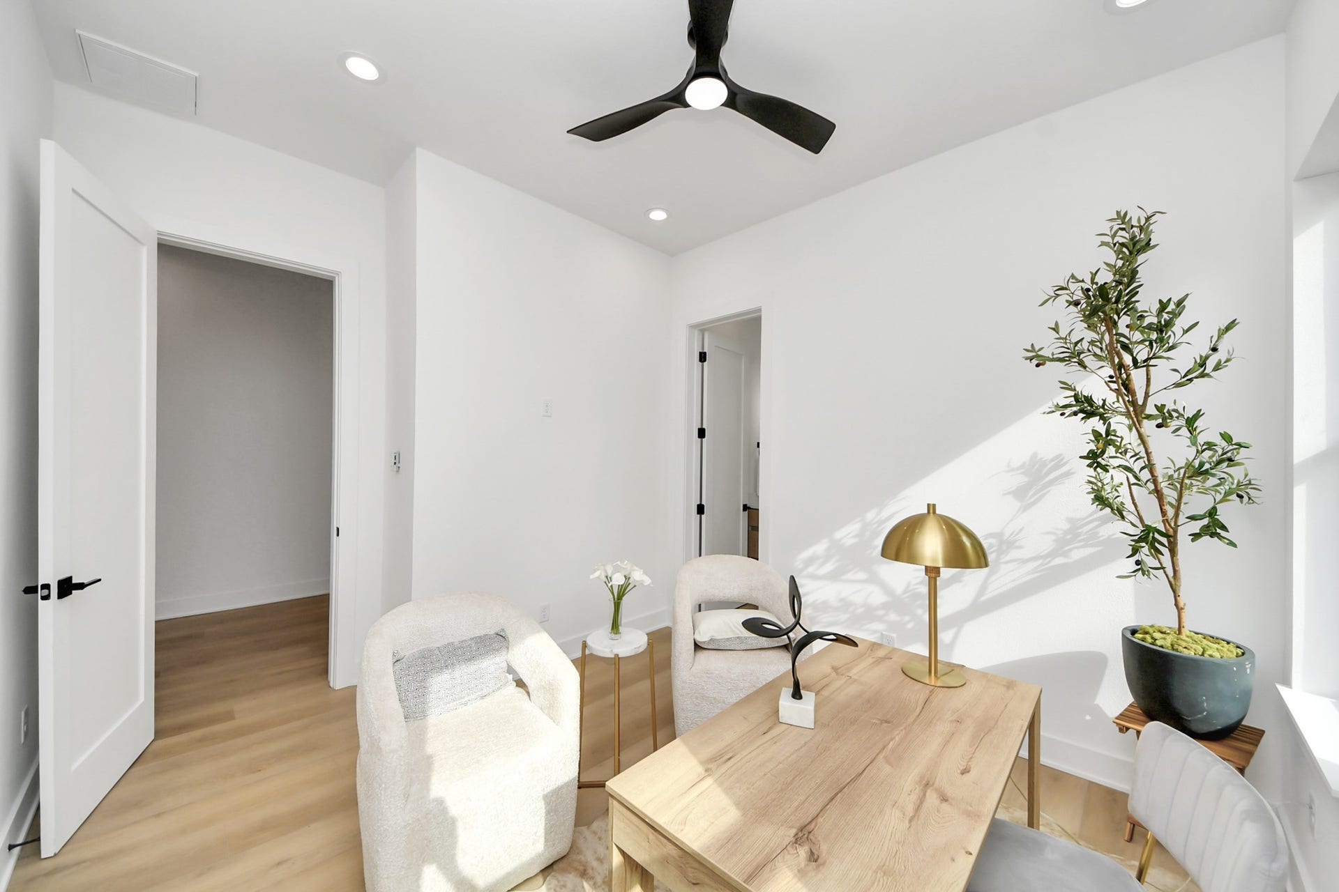 1603 W 25th Street, Houston, TX 77008 Versatile office or sitting room with modern furnishings and abundant natural light.