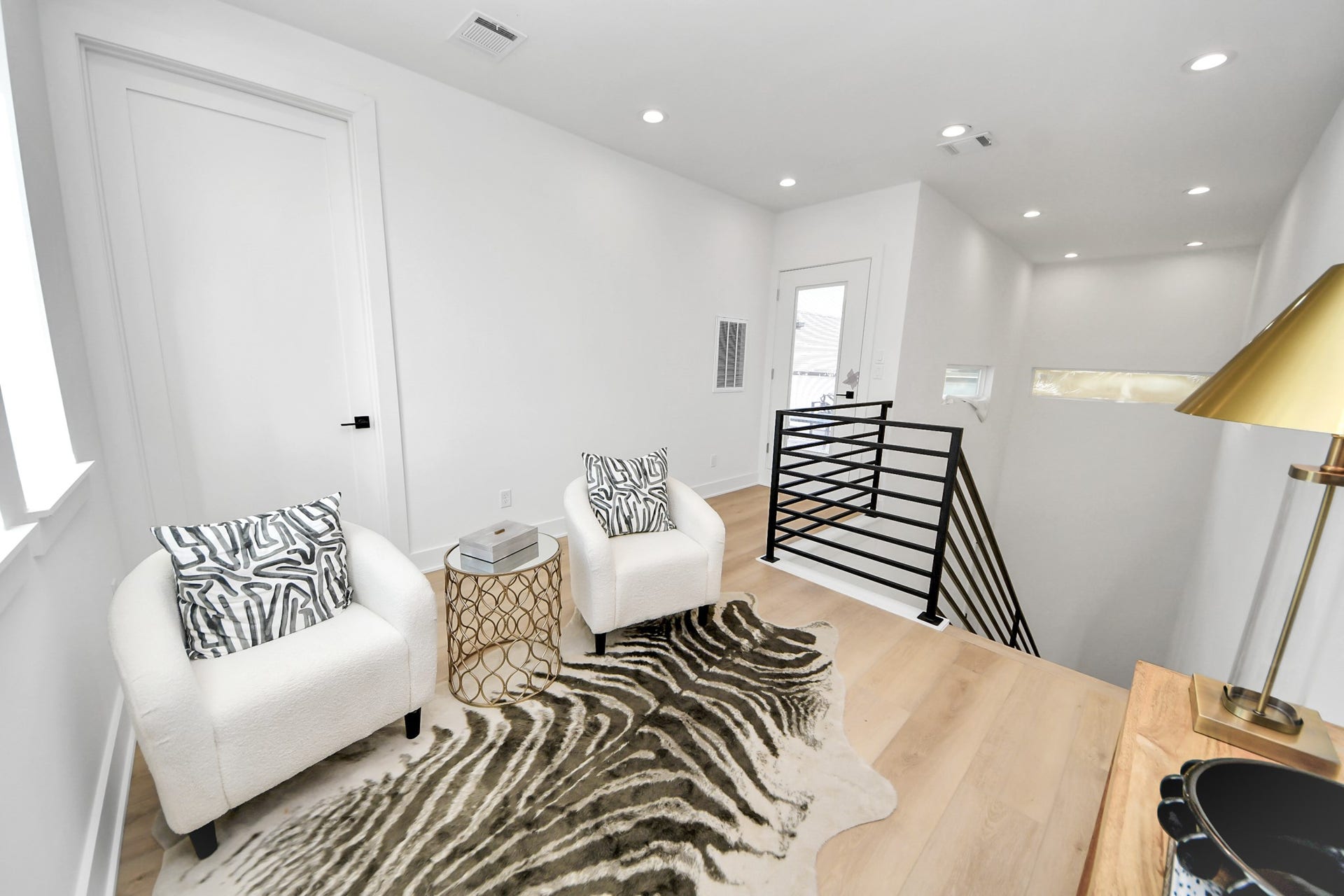 1603 W 25th Street, Houston, TX 77008 Fourth-floor sitting area filled with natural light.