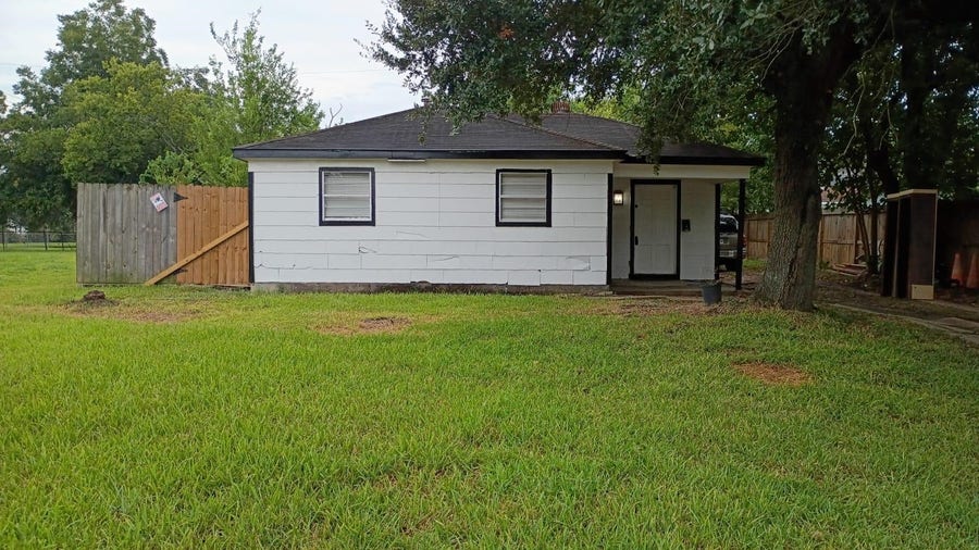 Property photo for 1302 Thomas Avenue, Pasadena, TX