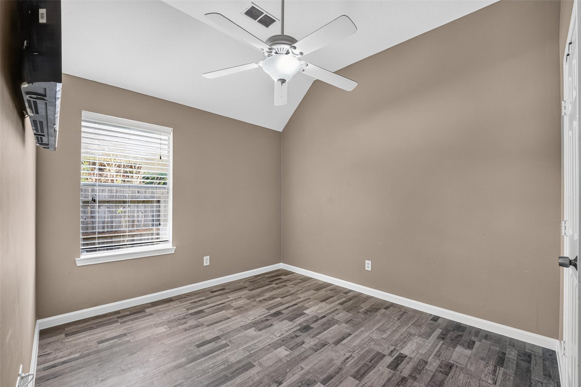 3907 Vinecrest Drive, Pearland, TX 77584 3907 Vinecrest Drive, Pearland, TX 77584