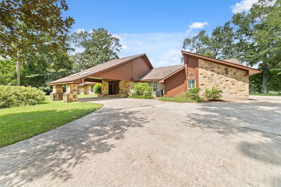 Property photo for 601 Brandon Road, Conroe, TX