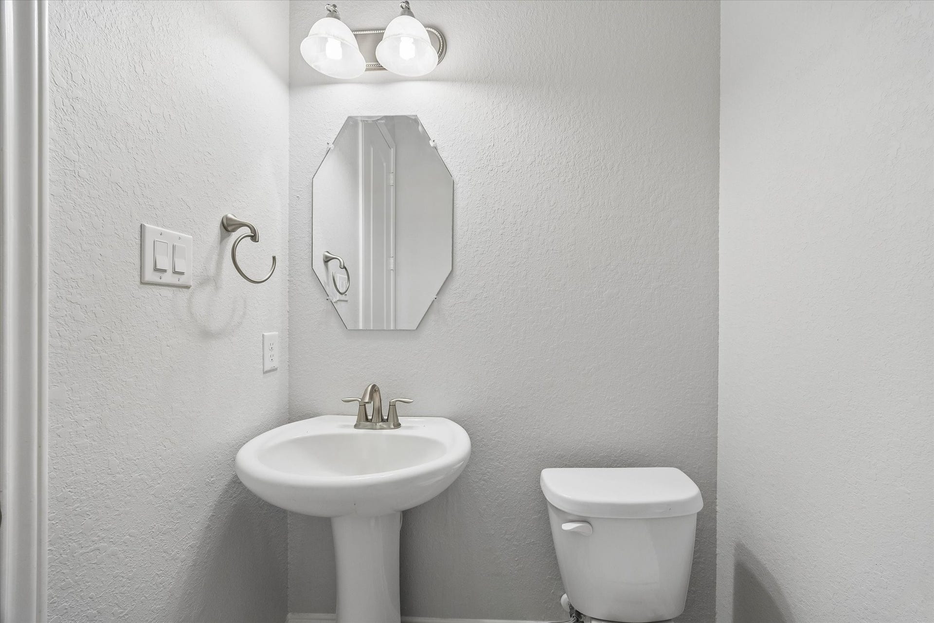 11127 Glasgill Court, Richmond, TX 77407 Powder Bath Convenient first-floor half bath for guests