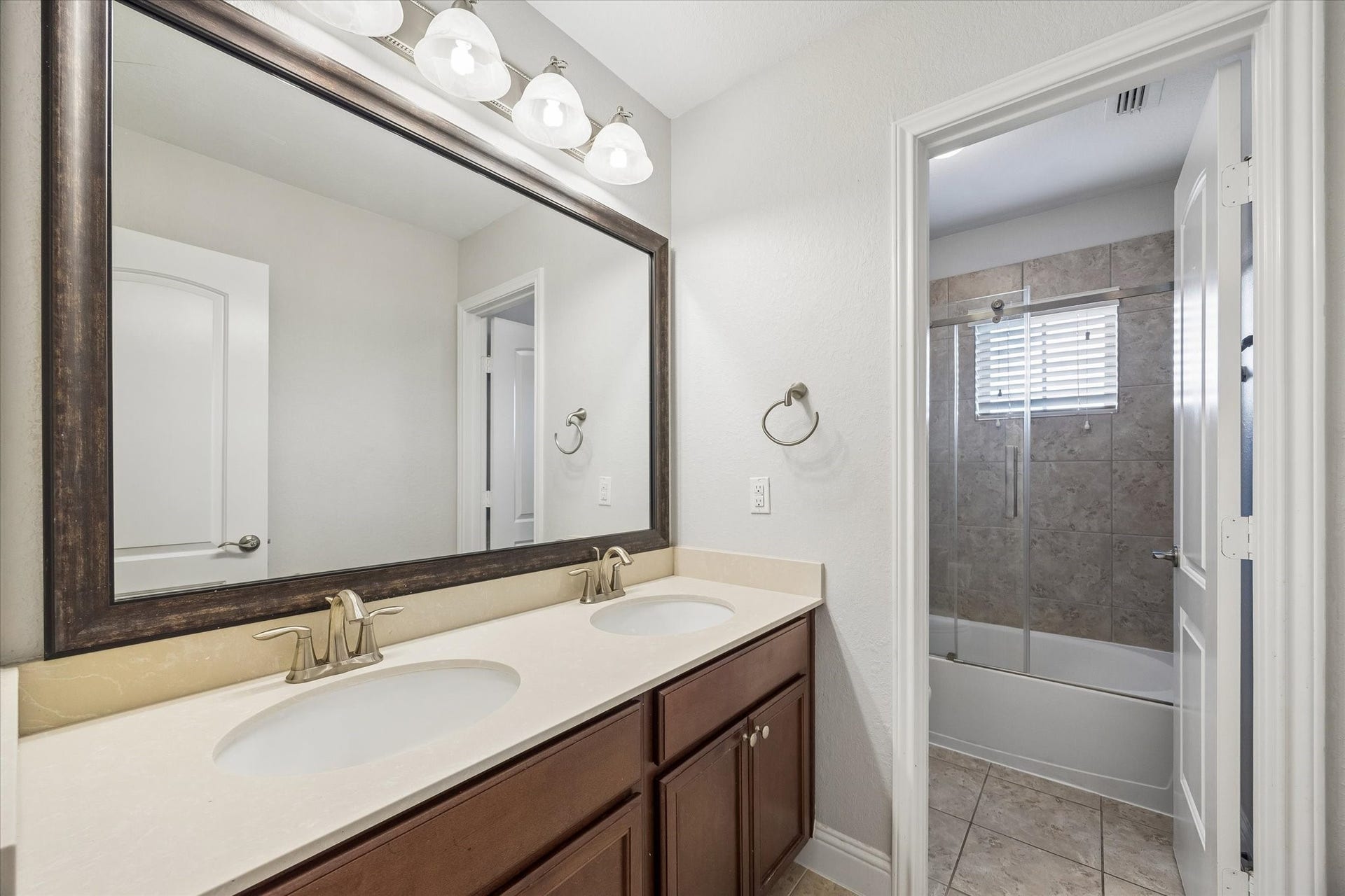 11127 Glasgill Court, Richmond, TX 77407 Secondary Bathroom Well-appointed full bath with modern finishes, double sink and soaking tub