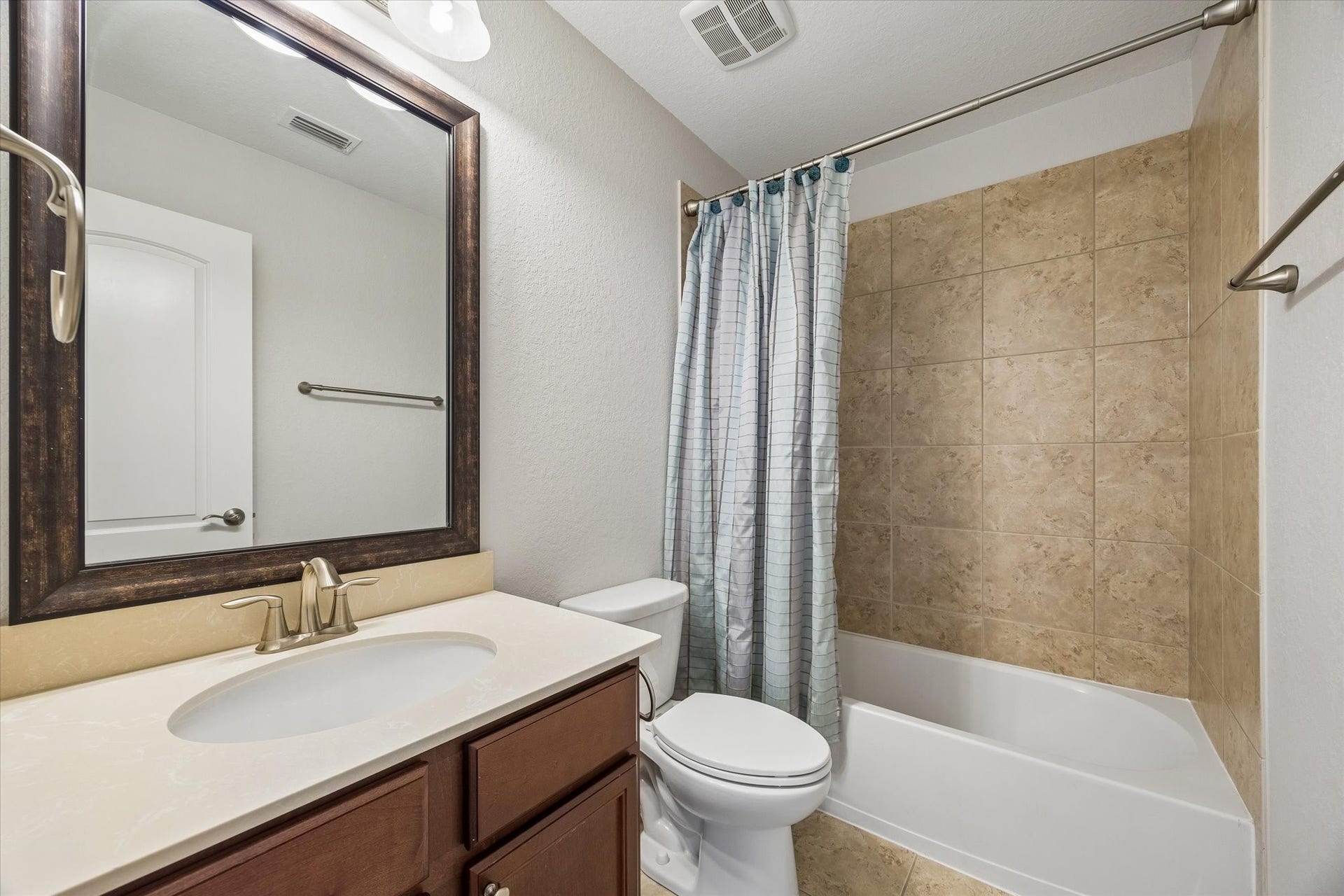 11127 Glasgill Court, Richmond, TX 77407 Full bathroom conveniently serving the secondary bedrooms