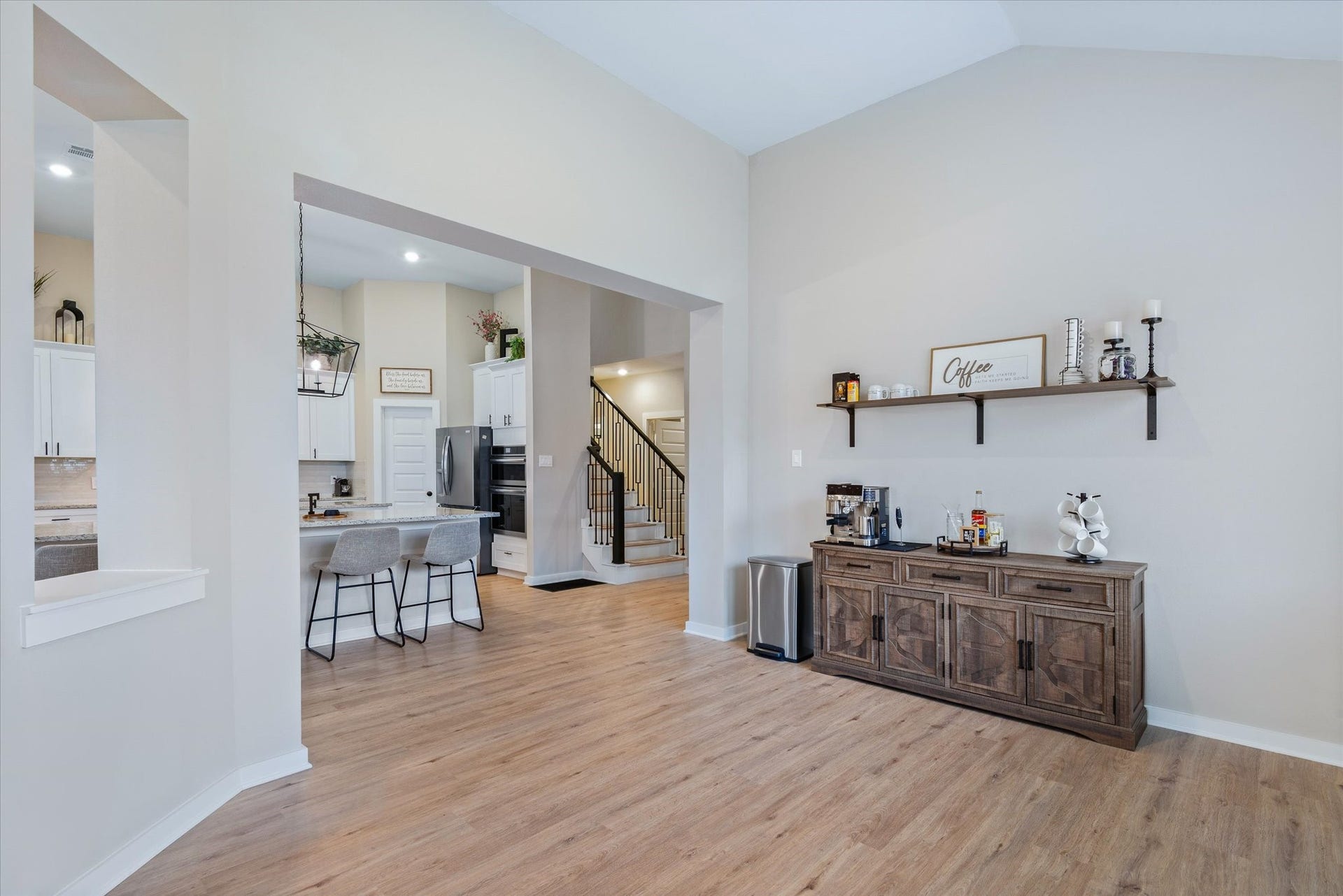 Formal dining/flex area