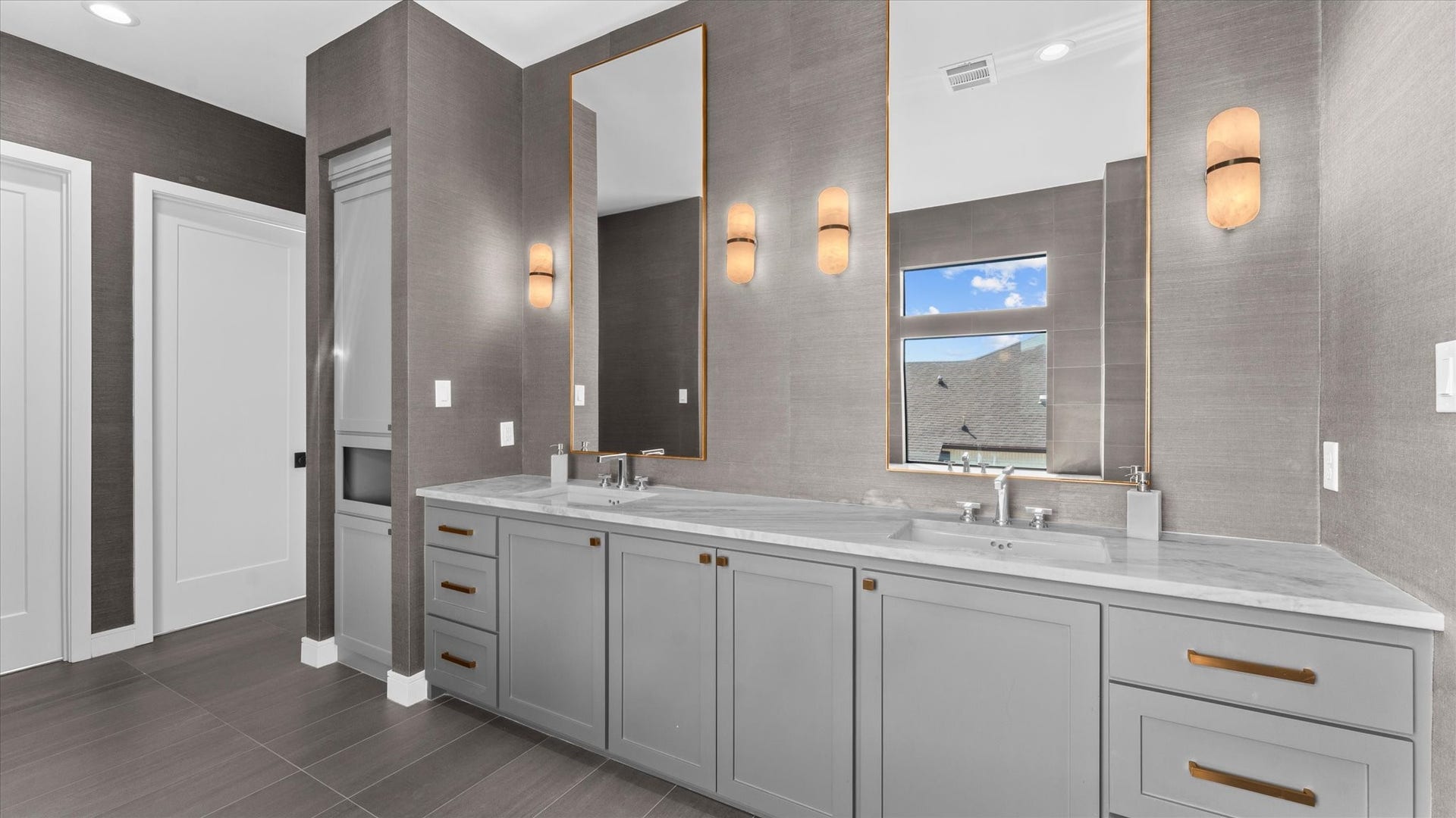 Primary bathroom en-suite.