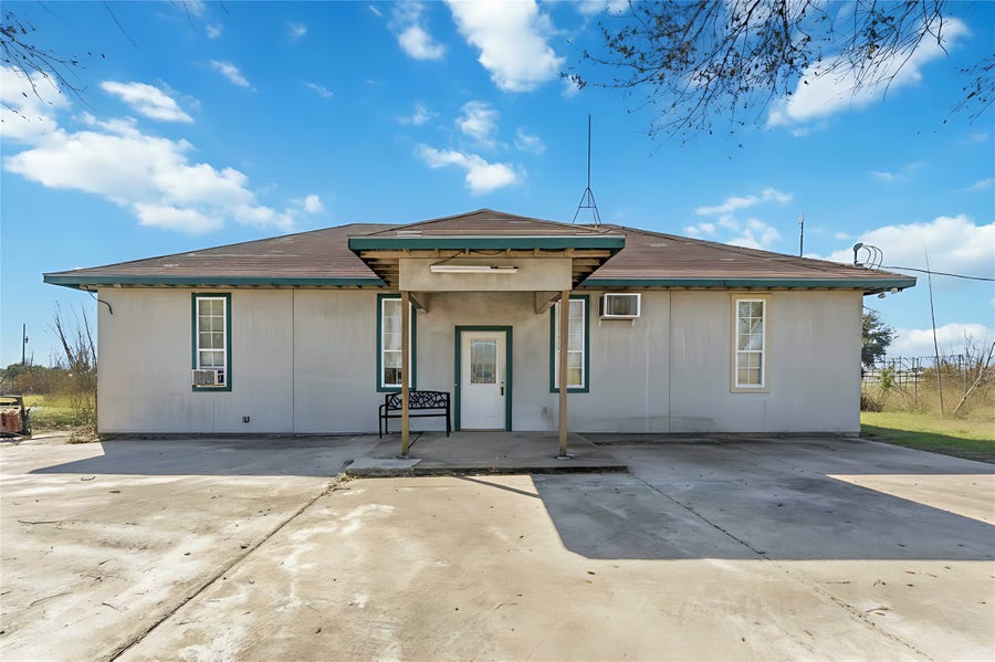 Property photo for 7954 County Road 121, Rosharon, TX