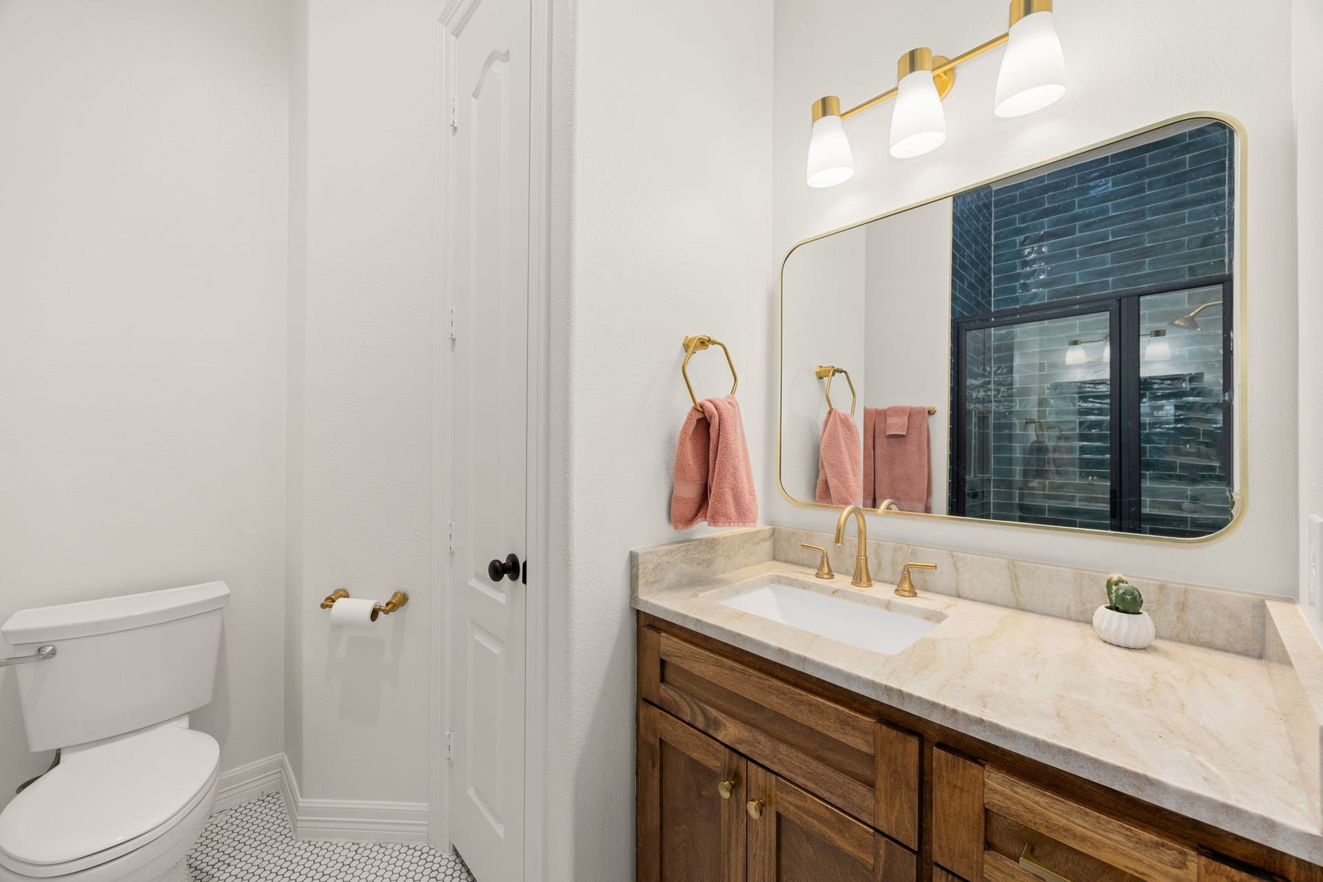 4719 Oxbow Circle W, Fulshear, TX 77441 Guest Bedroom #1 Updated Ensuite Bath