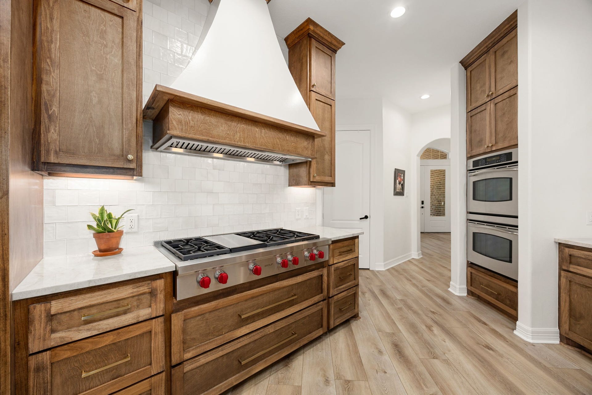 4719 Oxbow Circle W, Fulshear, TX 77441 Updated Chef-Style Kitchen with Wolf Gas Range