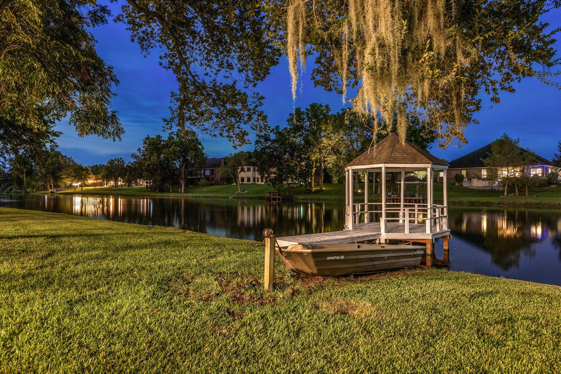 4719 Oxbow Circle W, Fulshear, TX 77441 134 Feet of Lakefront Property!