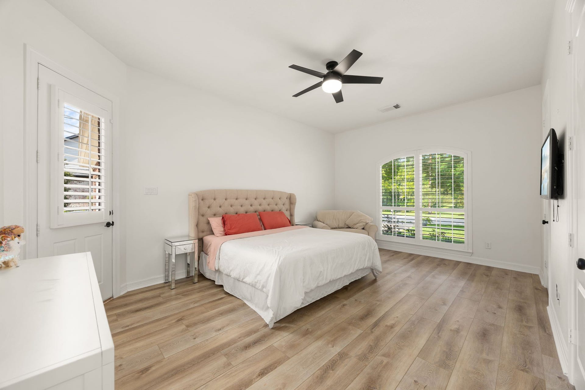 4719 Oxbow Circle W, Fulshear, TX 77441 Large Guest Bedroom #1 With Private Ensuite Bath and Walk-In Closet