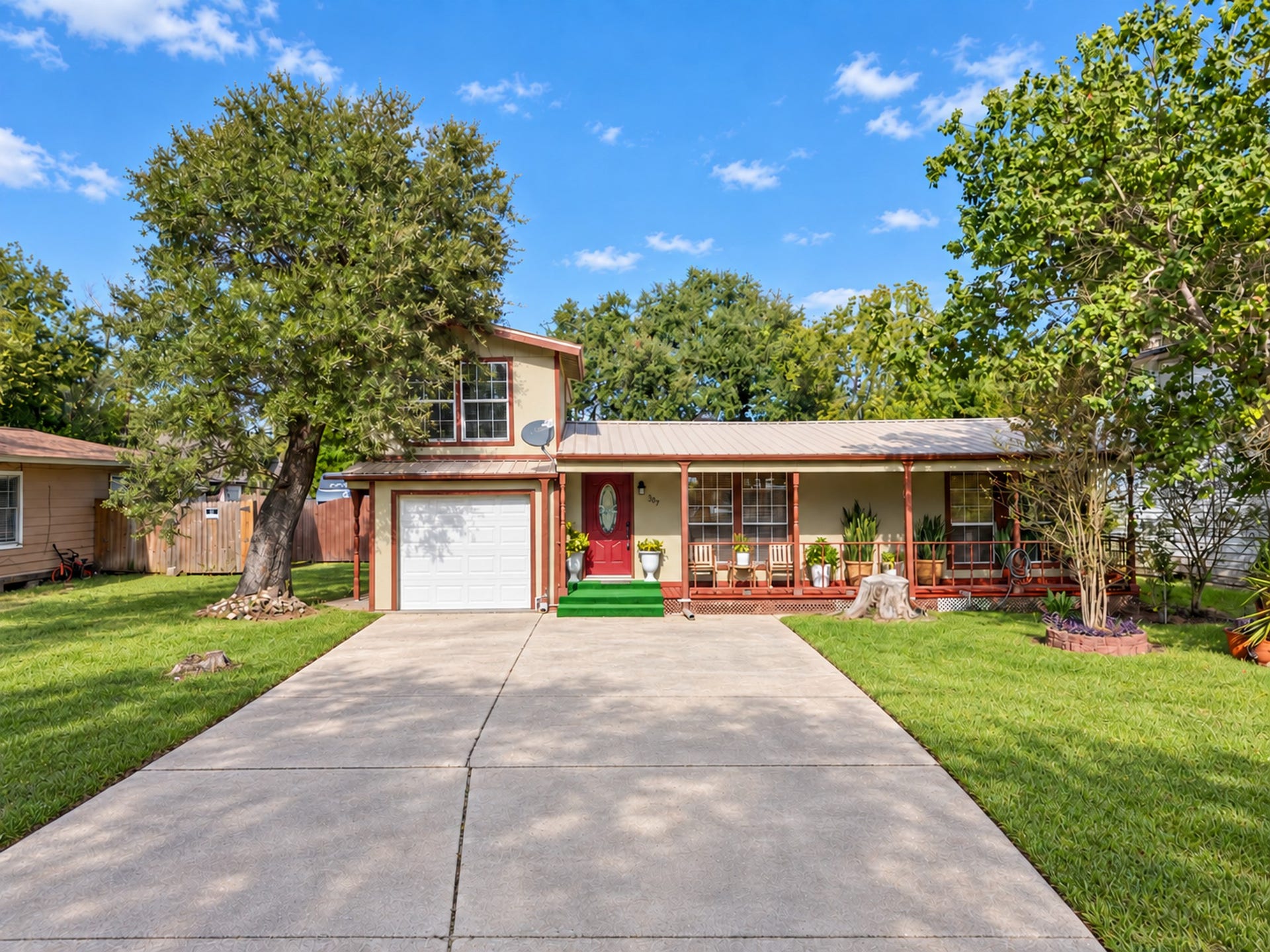 307 Azalea Street, Lake Jackson, TX 77566