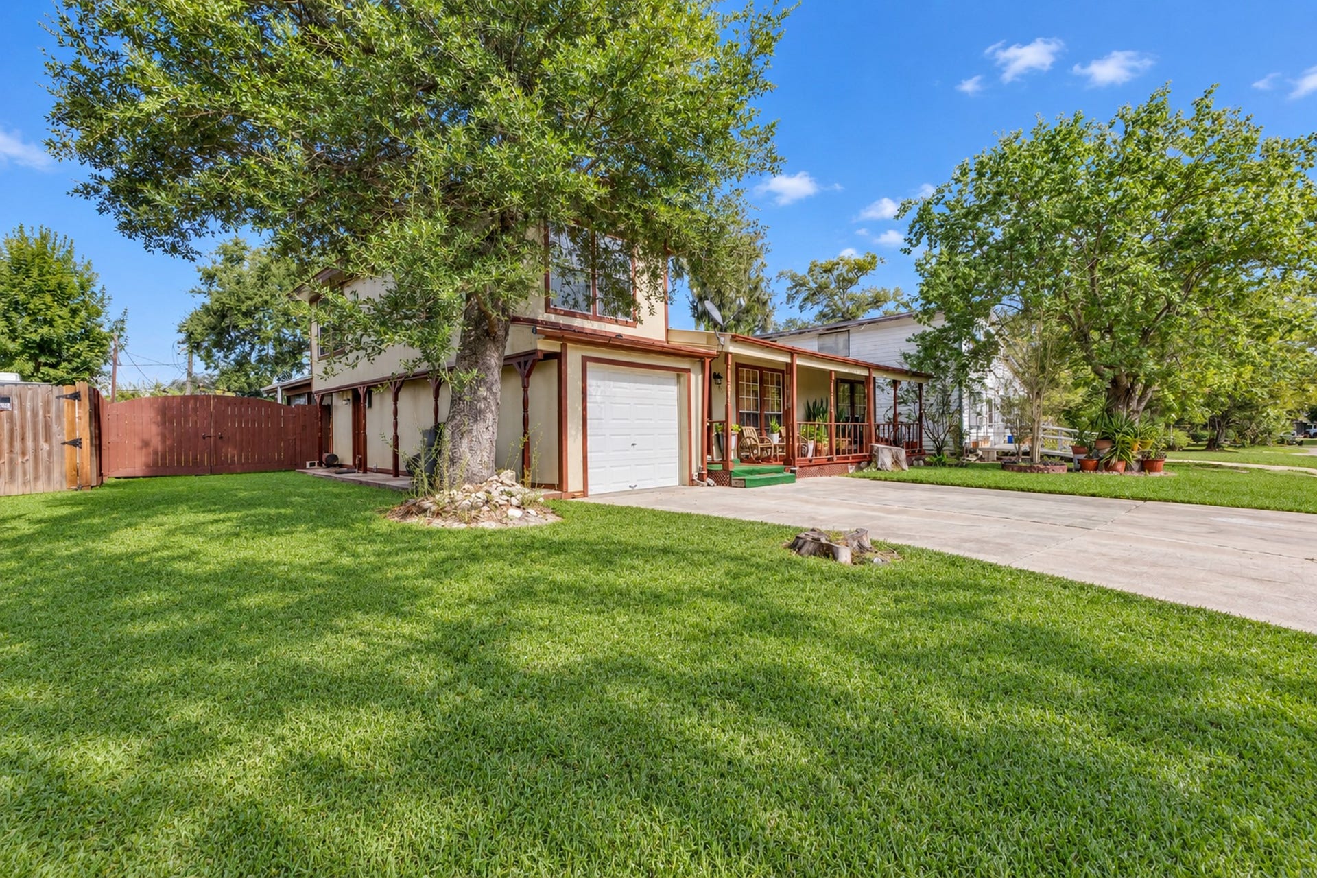 307 Azalea Street, Lake Jackson, TX 77566