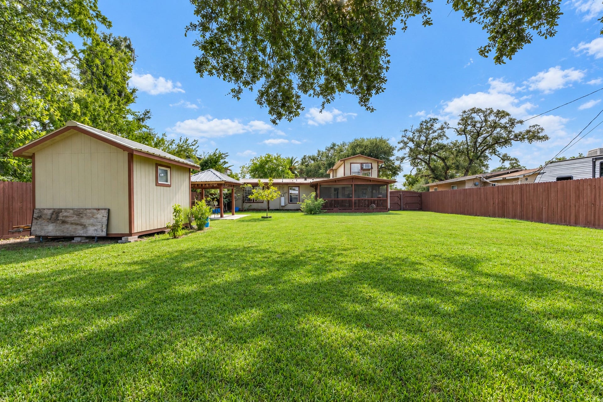 307 Azalea Street, Lake Jackson, TX 77566