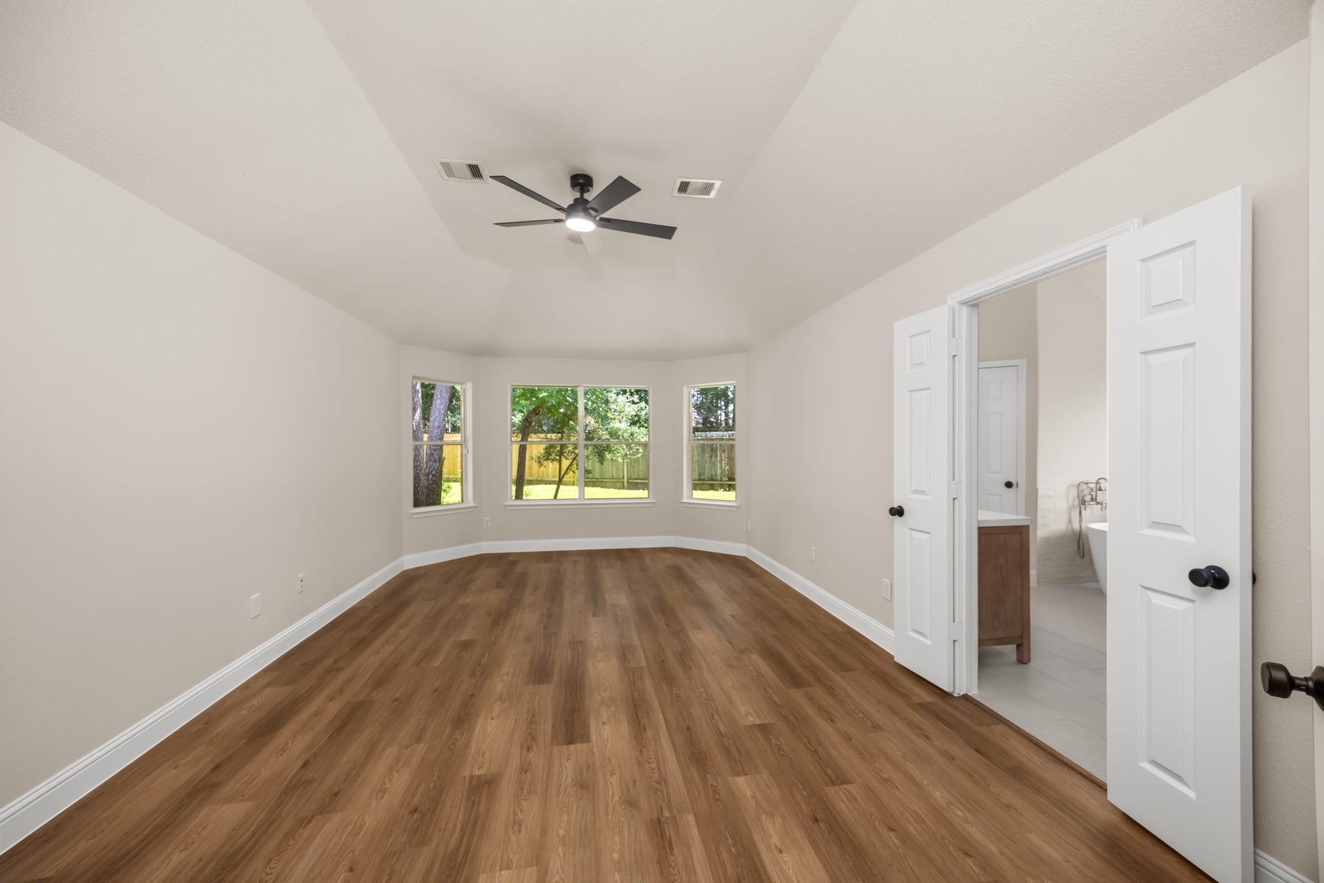 2 Gilded Crest Court, The Woodlands, TX 77382 Huge primary bedroom with great natural light overlooking the massive, private backyard.