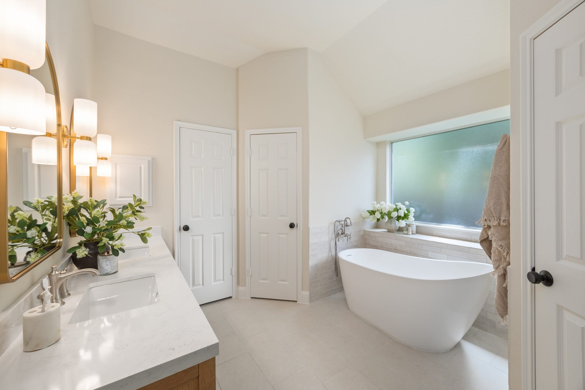 2 Gilded Crest Court, The Woodlands, TX 77382 Stunning primary bathroom with new soaker tub and separate shower.