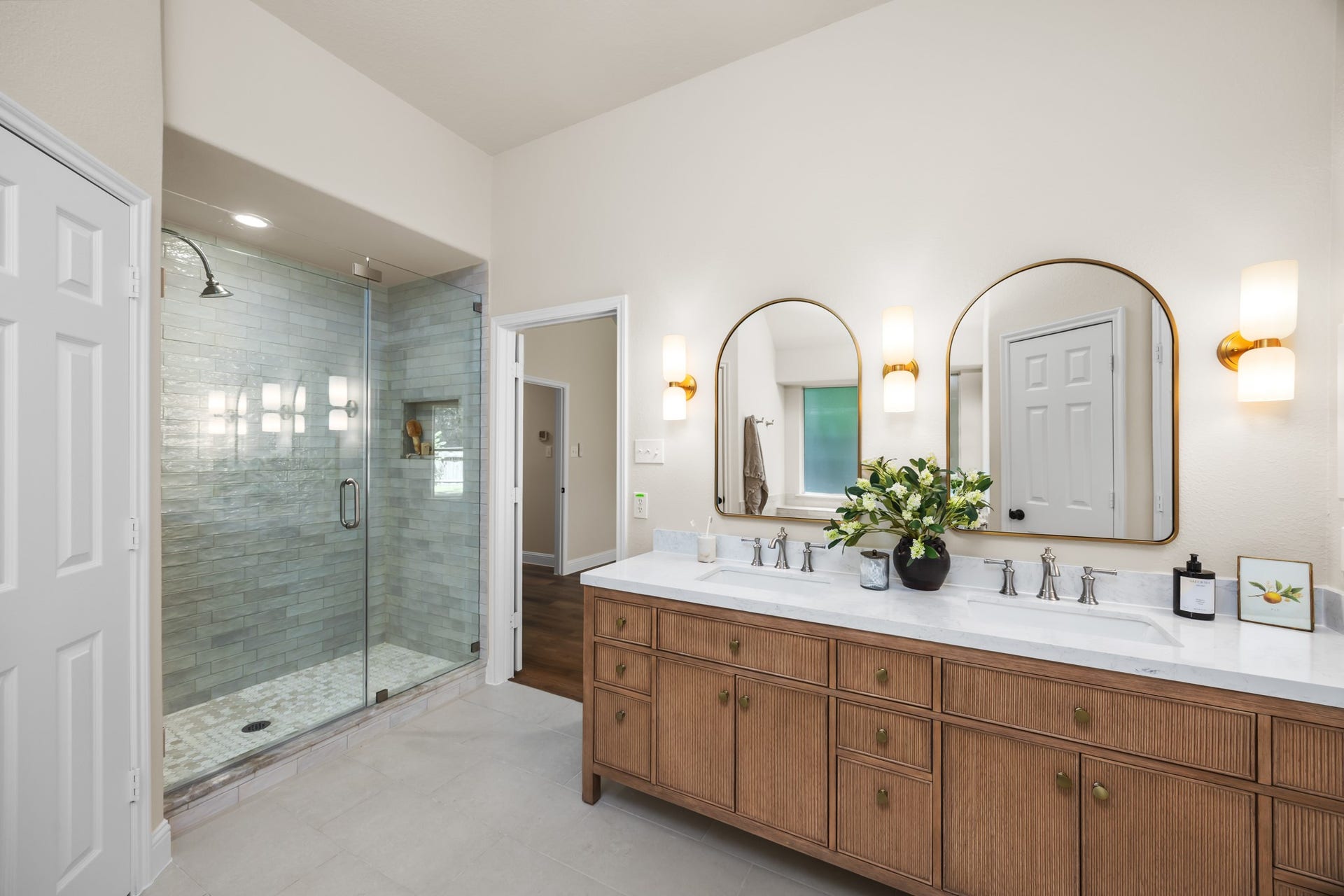 2 Gilded Crest Court, The Woodlands, TX 77382 Double vanity.