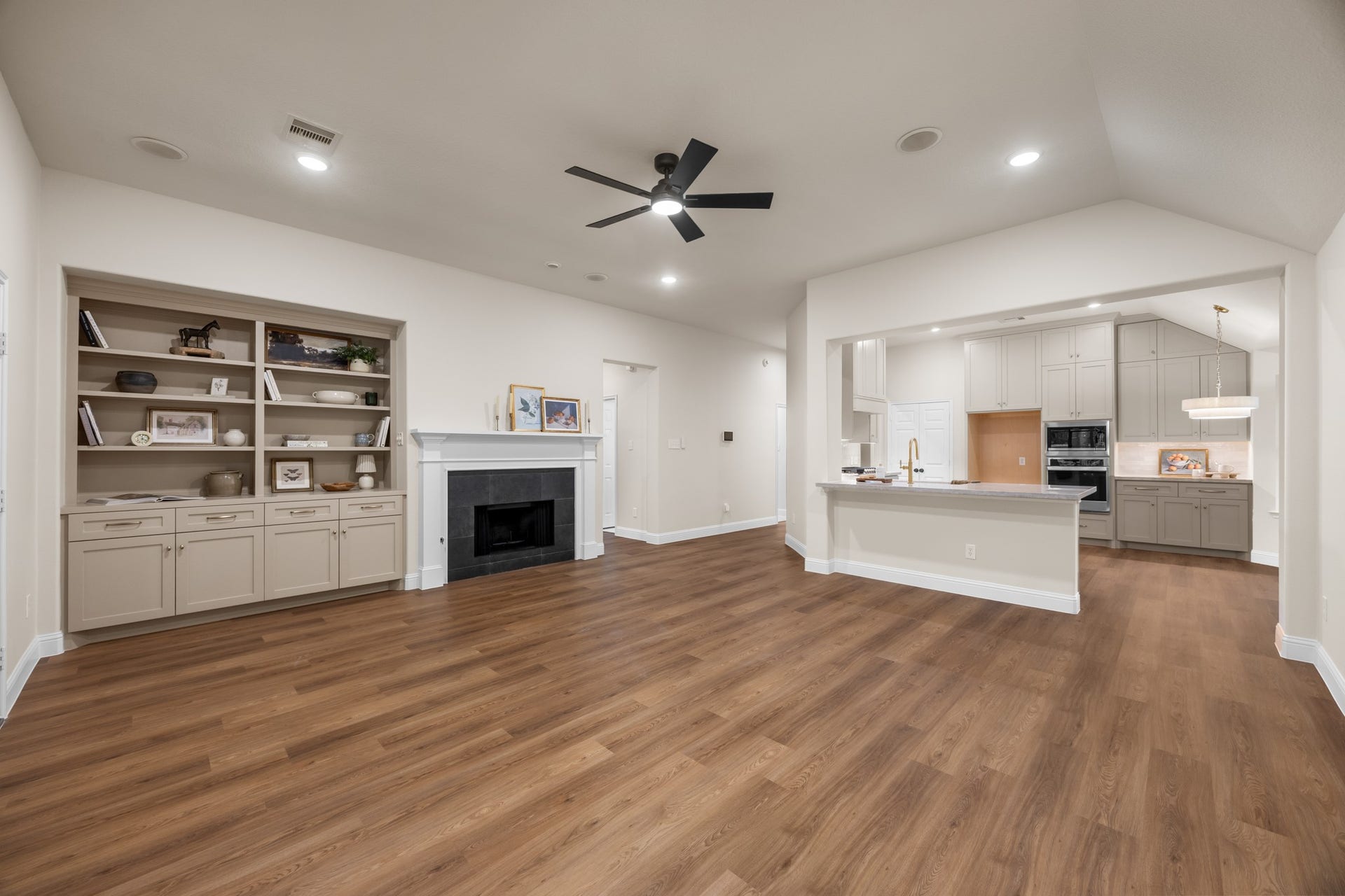 2 Gilded Crest Court, The Woodlands, TX 77382 Open concept living and kitchen.