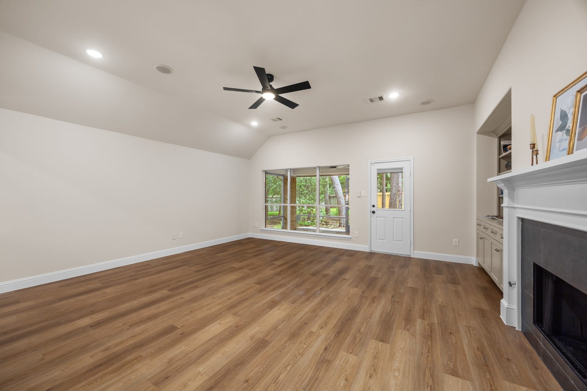 2 Gilded Crest Court, The Woodlands, TX 77382 Living room.