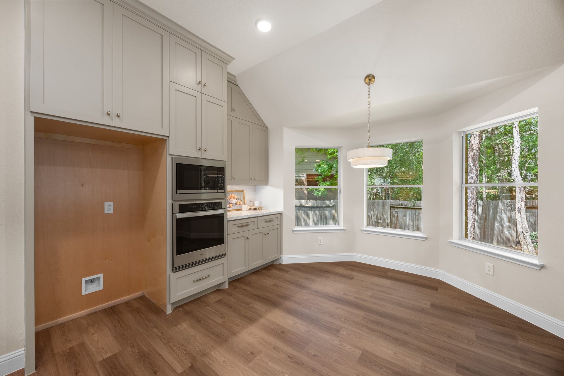2 Gilded Crest Court, The Woodlands, TX 77382 Custom cabinets all the way to the ceiling with new appliances and a coffee bar.