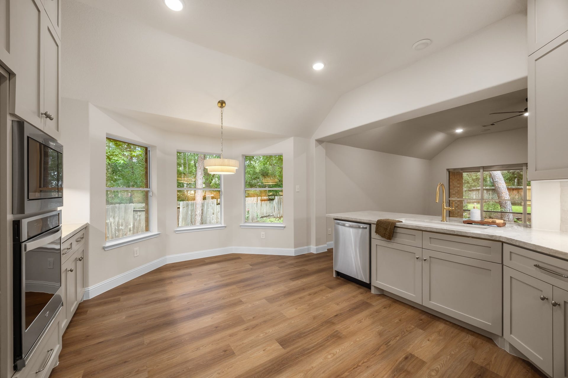 2 Gilded Crest Court, The Woodlands, TX 77382 Kitchen over looking the living room with an eat in breakfast area.