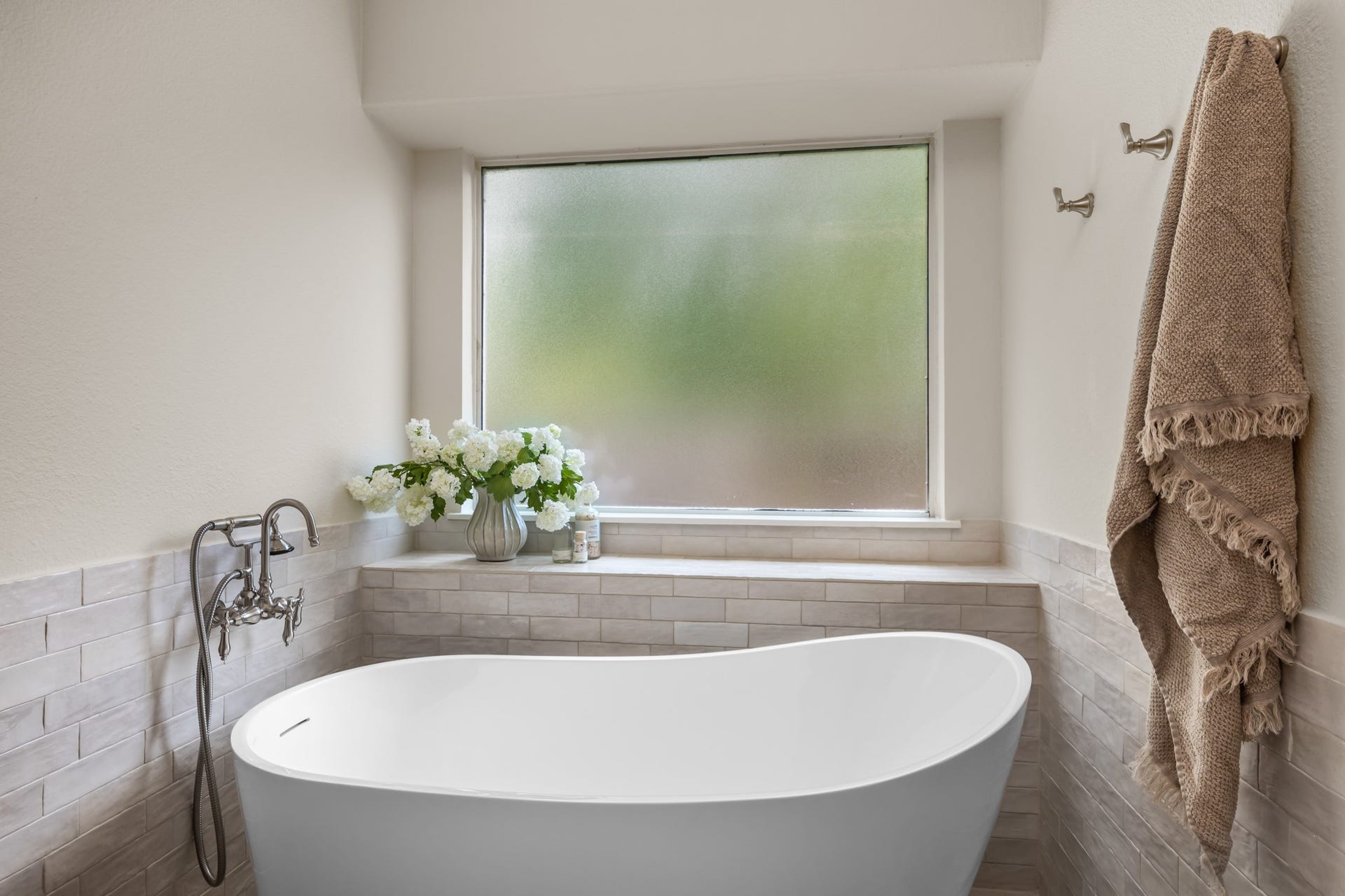 2 Gilded Crest Court, The Woodlands, TX 77382 Large soaker tub.