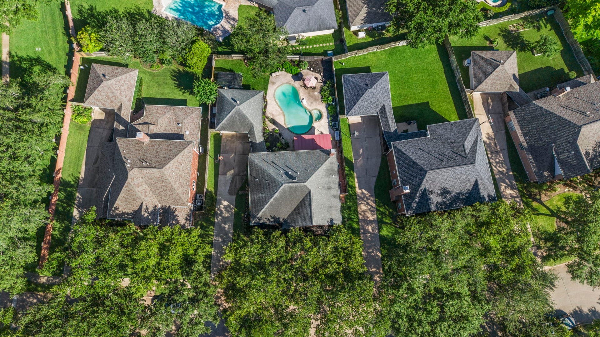 3407 Autumn Bend Drive, Sugar Land, TX 77479 Zoned to top-rated schools, including Clements High School, this exceptional home is within walking distance to the neighborhood park and playground, while also just minutes from Sugar Land Town Squares shopping, dining, and entertainment.