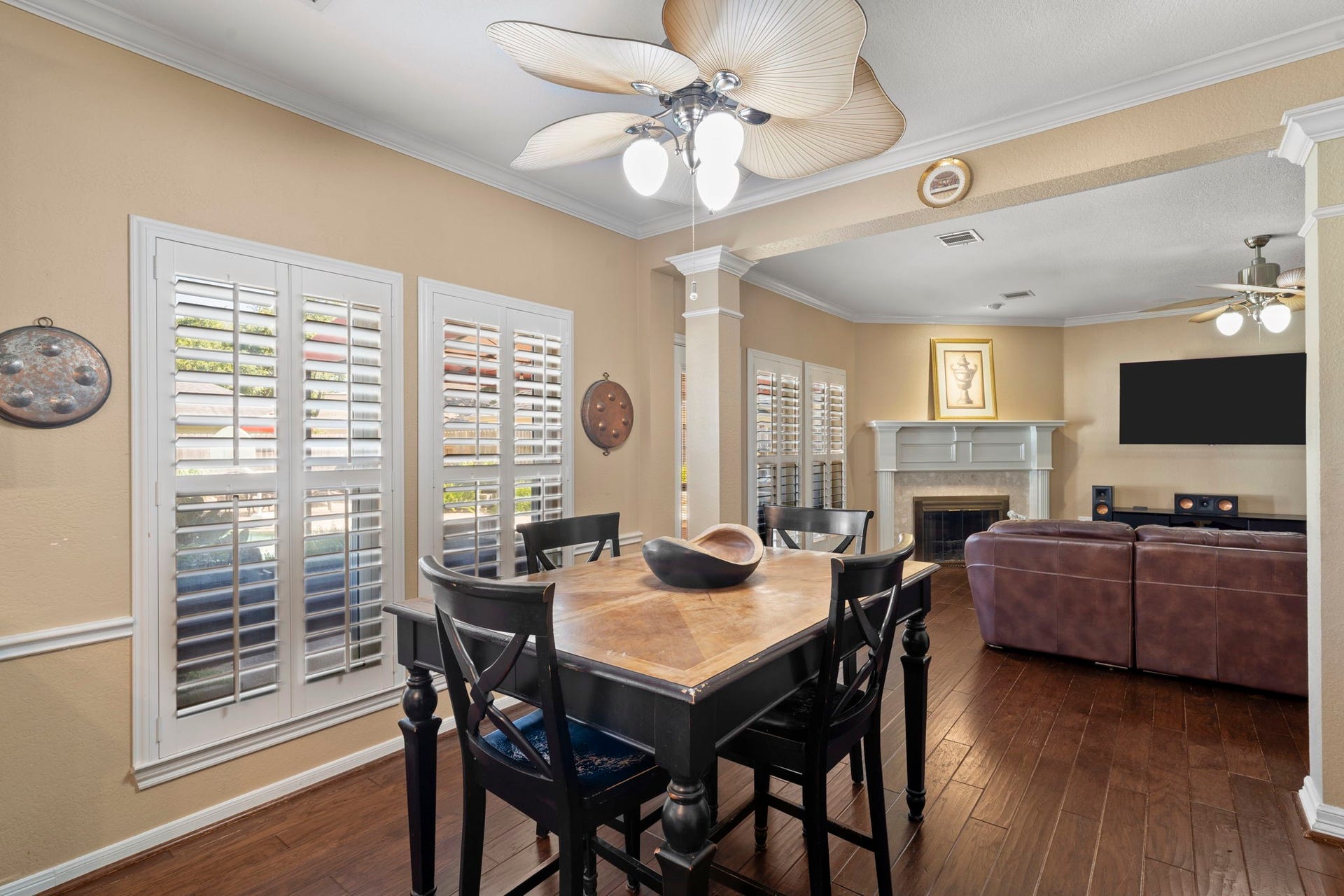 3407 Autumn Bend Drive, Sugar Land, TX 77479 The breakfast area comfortably accommodates a large table, making it ideal for casual family meals and gatherings.
