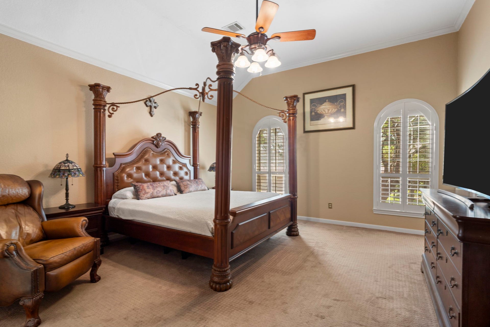 3407 Autumn Bend Drive, Sugar Land, TX 77479 The spacious primary suite features a high ceiling, elegant arched windows, a huge walk-in closet, and a luxurious spa-inspired en suite bathroom.