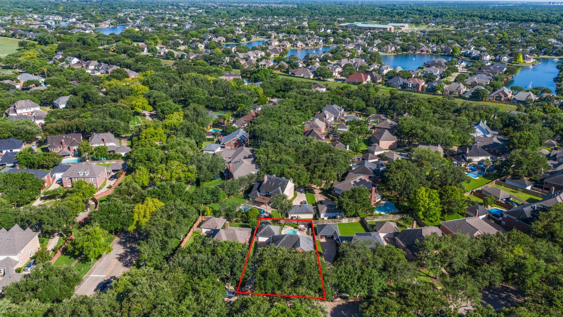 3407 Autumn Bend Drive, Sugar Land, TX 77479 Within walking distance to the neighborhood park and playground, while also just minutes from Sugar Land Town Squares shopping, dining, and entertainment.