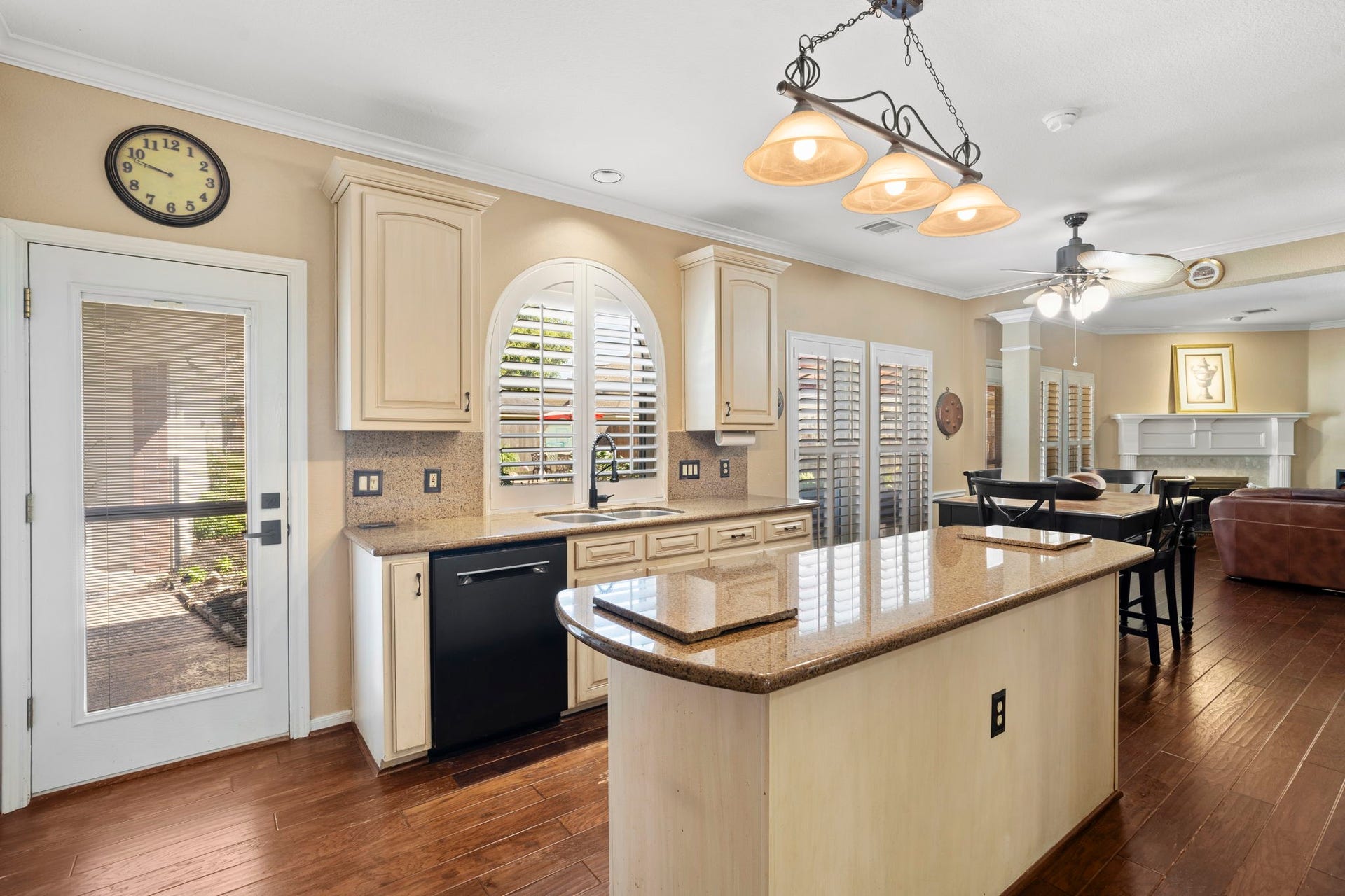 3407 Autumn Bend Drive, Sugar Land, TX 77479 The kitchen is thoughtfully designed with granite countertops, soft-close cabinets and drawers, under-cabinet lighting, dedicated pot and pan drawers, and a spacious walk-in pantry.